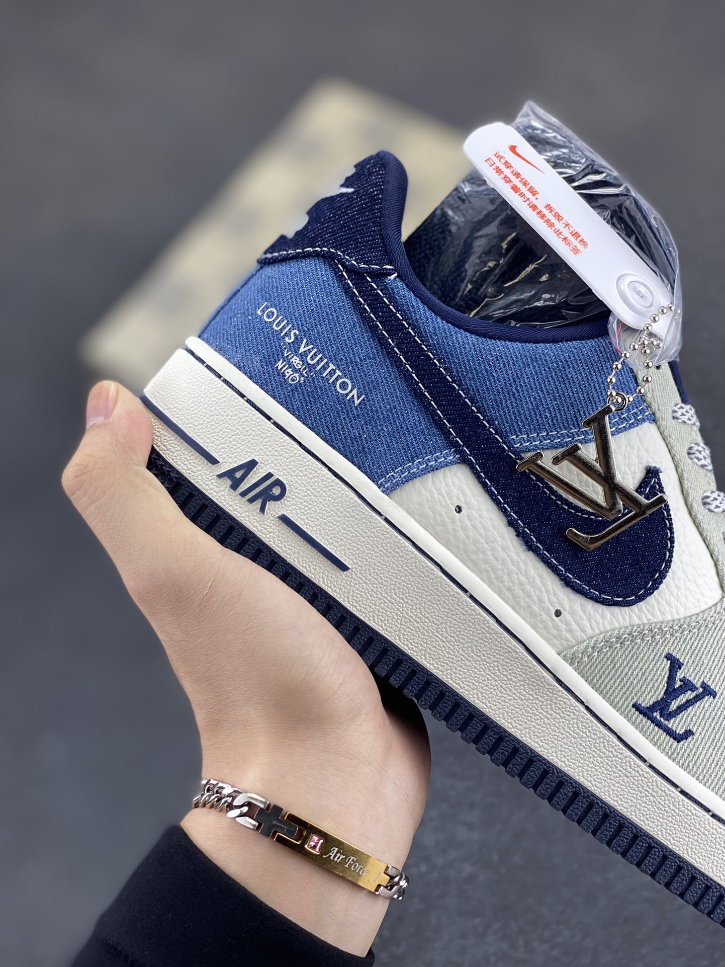 图片[6]-NIke Air Force 1 \’07 Low LV联名-拼接牛仔 空军一号低帮 运动鞋 休闲鞋 折边针车 工艺难度大 原楦头原纸板 原装鞋盒 原厂鞋底 超高清洁度 细节完美 货号：SC0601-551 尺码：36 36.5 37.5 38 38.5 39 40 40.5 41 42 42.5 43 44 44.5 45-选品中心