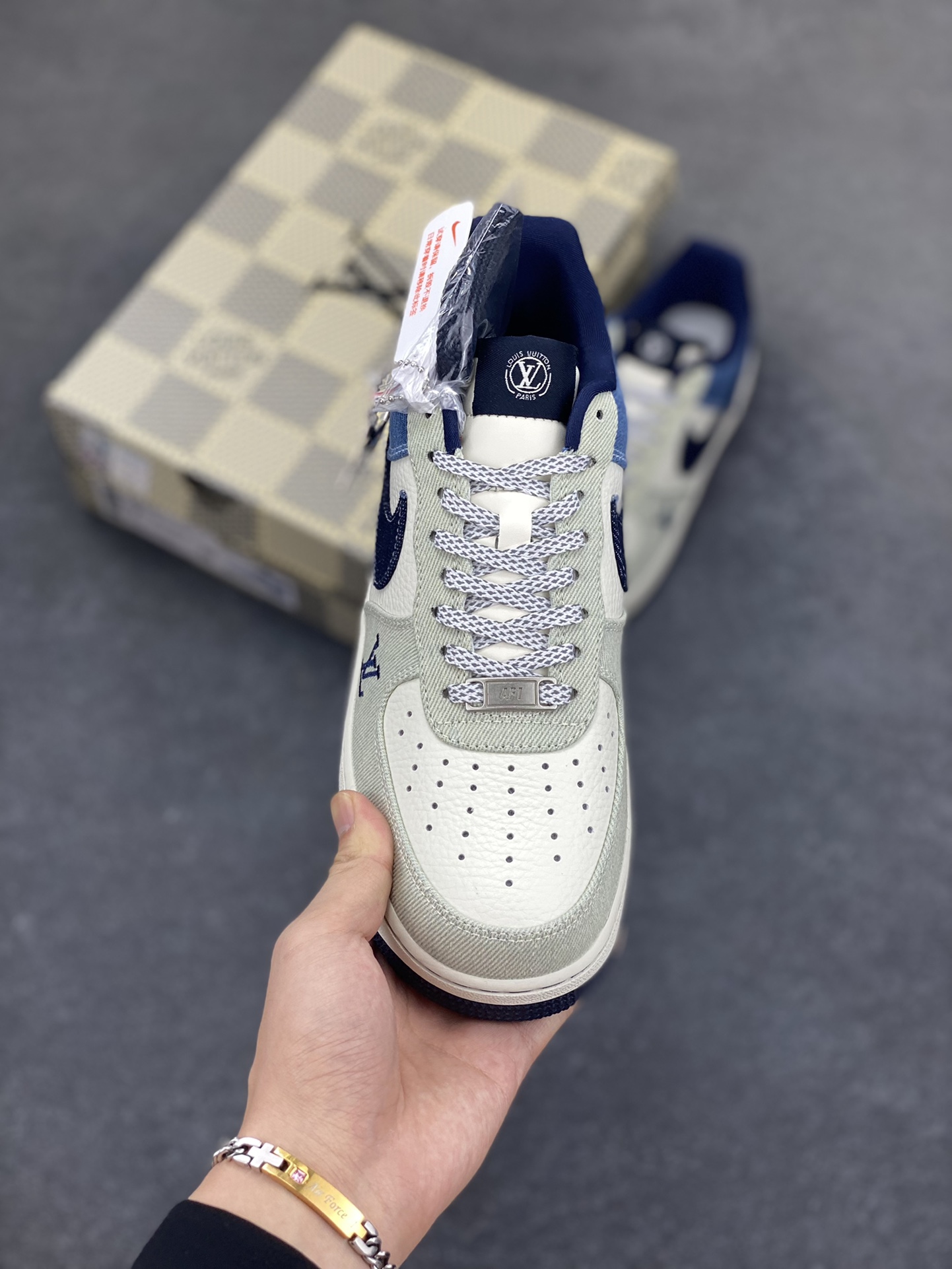 图片[2]-NIke Air Force 1 \’07 Low LV联名-拼接牛仔 空军一号低帮 运动鞋 休闲鞋 折边针车 工艺难度大 原楦头原纸板 原装鞋盒 原厂鞋底 超高清洁度 细节完美 货号：SC0601-551 尺码：36 36.5 37.5 38 38.5 39 40 40.5 41 42 42.5 43 44 44.5 45-选品中心