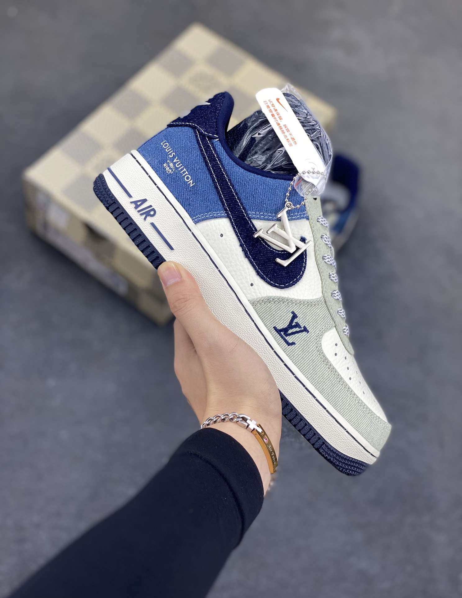 NIke Air Force 1 \'07 Low LV联名-拼接牛仔 空军一号低帮 运动鞋 休闲鞋 折边针车 工艺难度大 原楦头原纸板 原装鞋盒 原厂鞋底 超高清洁度 细节完美 货号：SC0601-551 尺码：36 36.5 37.5 38 38.5 39 40 40.5 41 42 42.5 43 44 44.5 45-选品中心