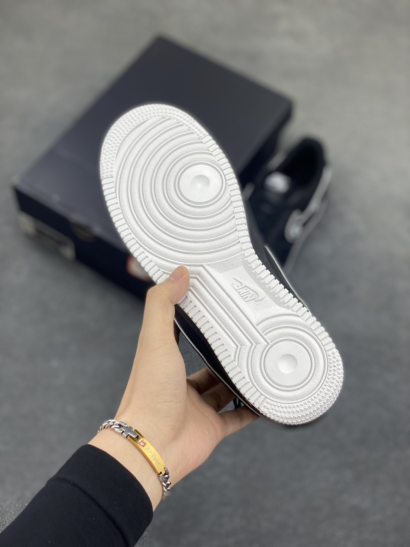 图片[5]-Nike Air Force 1 Low 空军一号低帮百搭休闲运动板鞋。柔软、弹性十足的缓震性能和出色的中底设计，横跨复古与现代的外型结合，造就出风靡全球三十多年的Force 1，直到今天还深受青睐。 货号：DV0788-002 尺码：36 36.5 37.5 38 38.5 39 40 40.5 41 42 42.5 43 44 44.5 45-选品中心