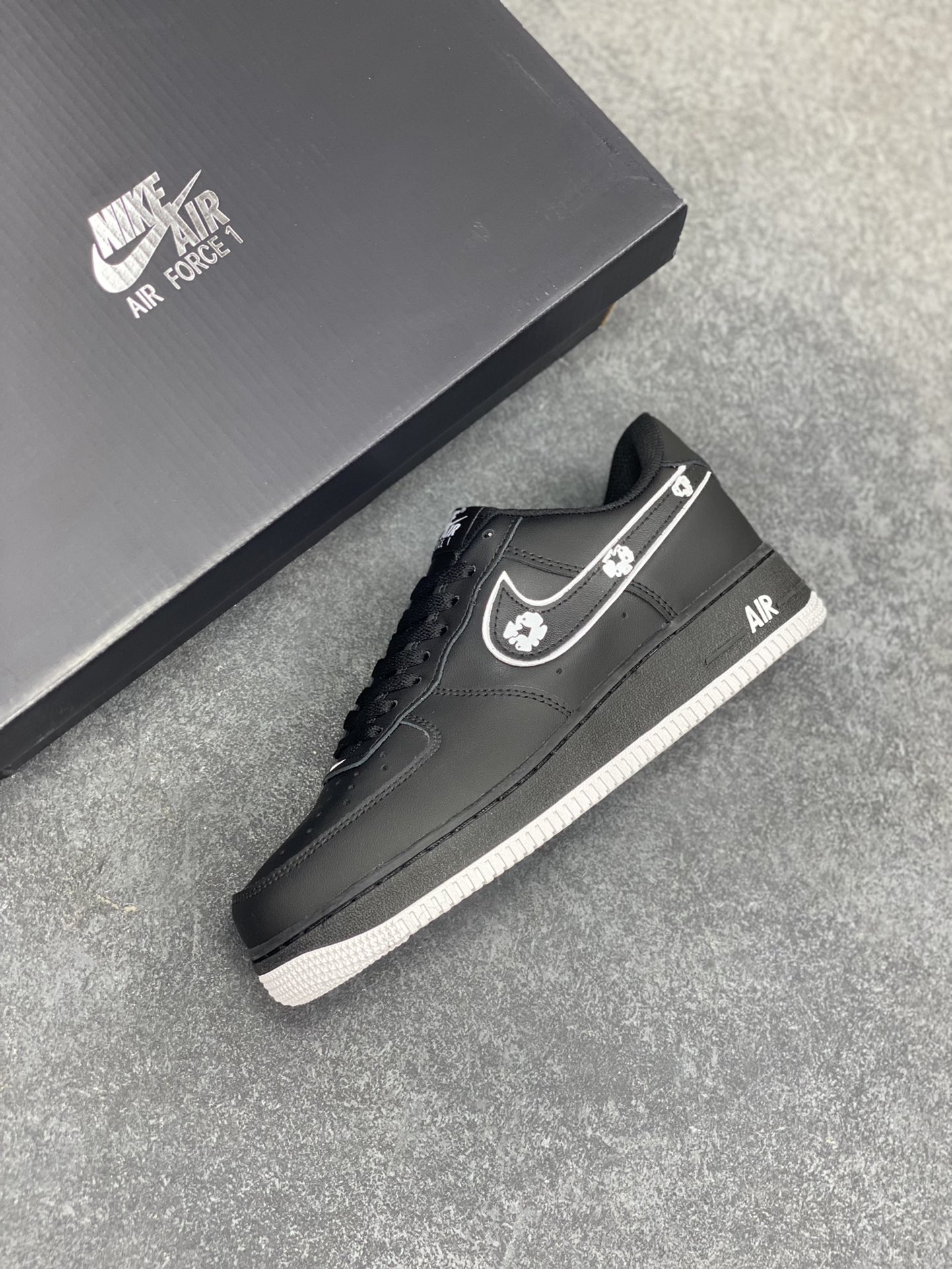 图片[7]-Nike Air Force 1 Low 空军一号低帮百搭休闲运动板鞋。柔软、弹性十足的缓震性能和出色的中底设计，横跨复古与现代的外型结合，造就出风靡全球三十多年的Force 1，直到今天还深受青睐。 货号：DV0788-002 尺码：36 36.5 37.5 38 38.5 39 40 40.5 41 42 42.5 43 44 44.5 45-选品中心