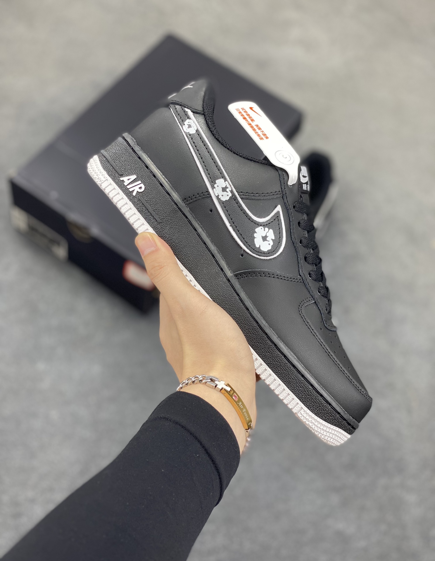 Nike Air Force 1 Low 空军一号低帮百搭休闲运动板鞋。柔软、弹性十足的缓震性能和出色的中底设计,横跨复古与现代的外型结合,造就出风靡全球三十多年的Force 1,直到今天还深受青睐。 货号:DV0788-002 尺码:36 36.5 37.5 38 38.5 39 40 40.5 41 42 42.5 43 44 44.5 45-选品中心