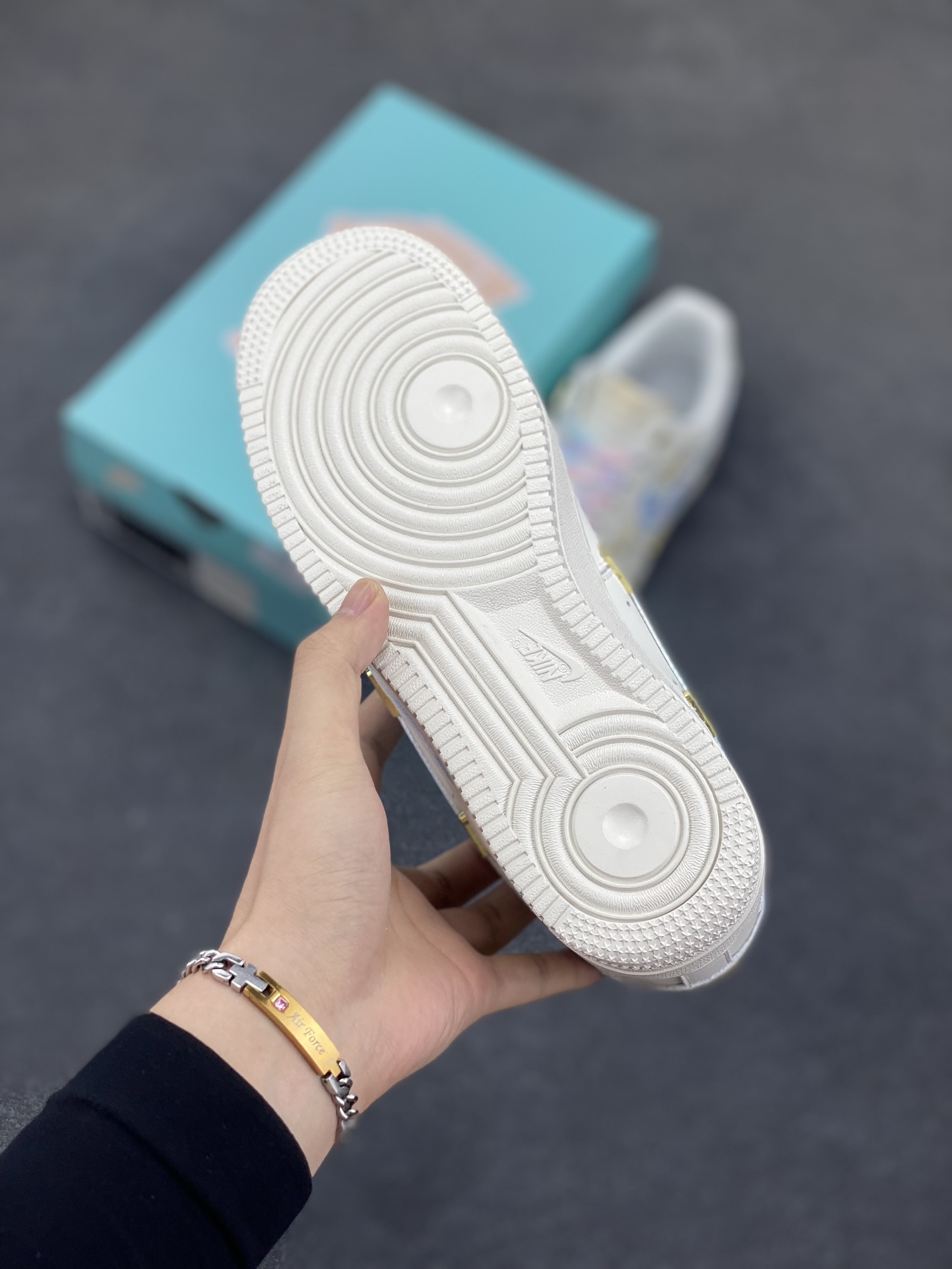 图片[5]-手绘涂鸦“莫奈印象”Nike Air Force 1 \’07 LX “Monet Impression”空军一号定制板鞋 这双鞋以纯净的白色作为底色，宛如一张等待艺术渲染的画布。莫奈印象派画作中那种光影交织、色彩斑斓的特点，被巧妙地运用到了鞋面设计中。鞋带部分采用了粉蓝等柔和的色彩，如同莫奈笔下天空与水波的交融，带来清新灵动之感 。鞋身侧面经典的 Nike Swoosh 标志，除了原本带有梦幻色彩的渐变图案，还缀以精致的金色小 Swoosh 标志，仿佛是莫奈画作中闪烁的光斑，为整体造型增添了一份奢华与精致 货号：FV3654-211 尺码：36 36.5 37.5 38 38.5 39 40 40.5 41 42 42.5 43 44 44.5 45-选品中心