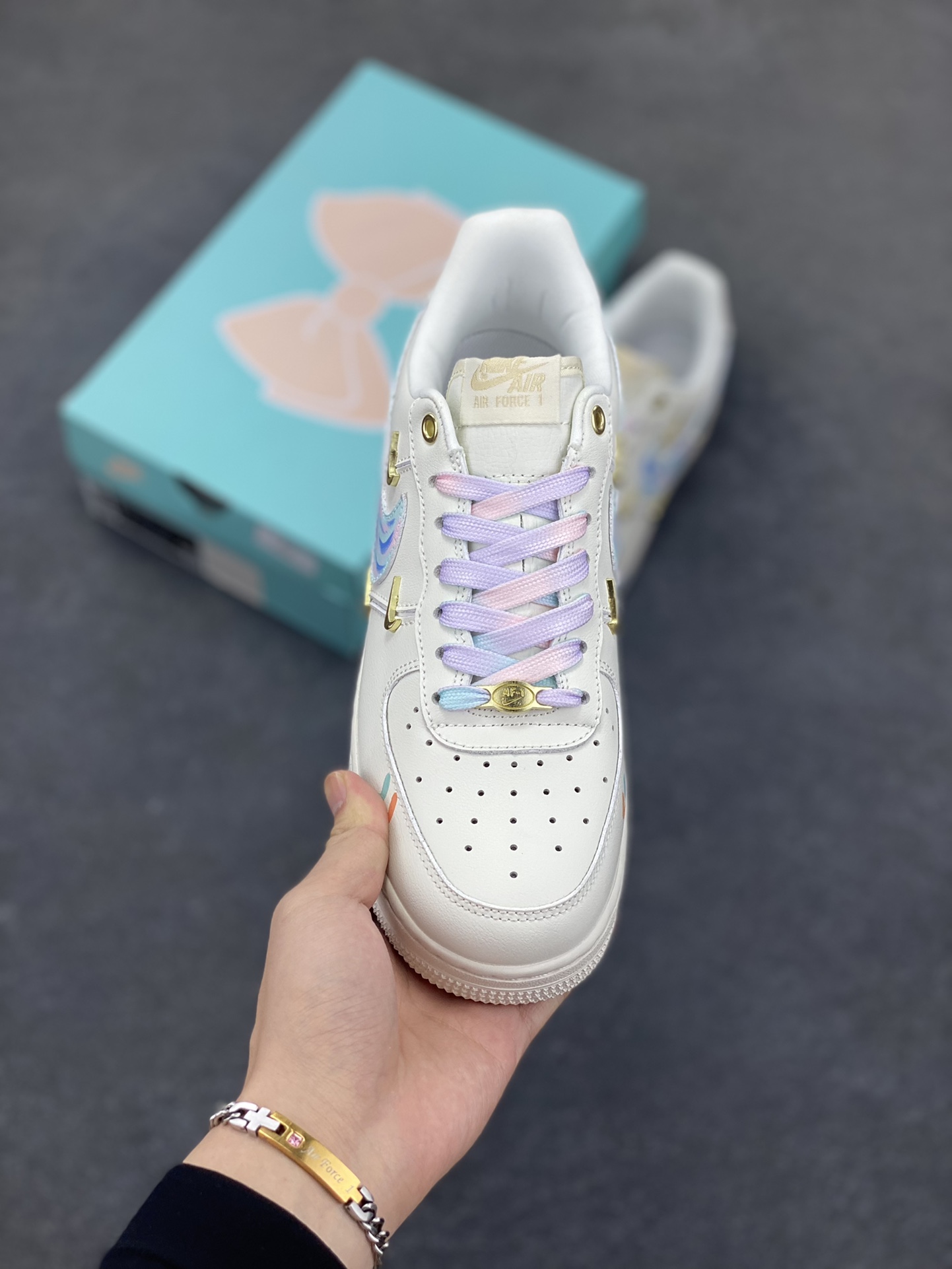 图片[2]-手绘涂鸦“莫奈印象”Nike Air Force 1 \’07 LX “Monet Impression”空军一号定制板鞋 这双鞋以纯净的白色作为底色，宛如一张等待艺术渲染的画布。莫奈印象派画作中那种光影交织、色彩斑斓的特点，被巧妙地运用到了鞋面设计中。鞋带部分采用了粉蓝等柔和的色彩，如同莫奈笔下天空与水波的交融，带来清新灵动之感 。鞋身侧面经典的 Nike Swoosh 标志，除了原本带有梦幻色彩的渐变图案，还缀以精致的金色小 Swoosh 标志，仿佛是莫奈画作中闪烁的光斑，为整体造型增添了一份奢华与精致 货号：FV3654-211 尺码：36 36.5 37.5 38 38.5 39 40 40.5 41 42 42.5 43 44 44.5 45-选品中心