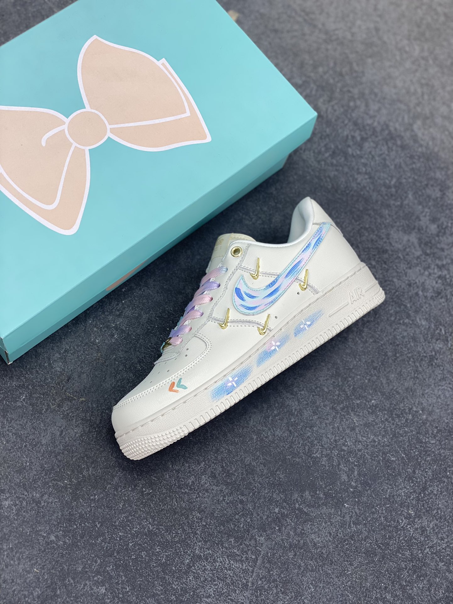 图片[7]-手绘涂鸦“莫奈印象”Nike Air Force 1 \’07 LX “Monet Impression”空军一号定制板鞋 这双鞋以纯净的白色作为底色，宛如一张等待艺术渲染的画布。莫奈印象派画作中那种光影交织、色彩斑斓的特点，被巧妙地运用到了鞋面设计中。鞋带部分采用了粉蓝等柔和的色彩，如同莫奈笔下天空与水波的交融，带来清新灵动之感 。鞋身侧面经典的 Nike Swoosh 标志，除了原本带有梦幻色彩的渐变图案，还缀以精致的金色小 Swoosh 标志，仿佛是莫奈画作中闪烁的光斑，为整体造型增添了一份奢华与精致 货号：FV3654-211 尺码：36 36.5 37.5 38 38.5 39 40 40.5 41 42 42.5 43 44 44.5 45-选品中心