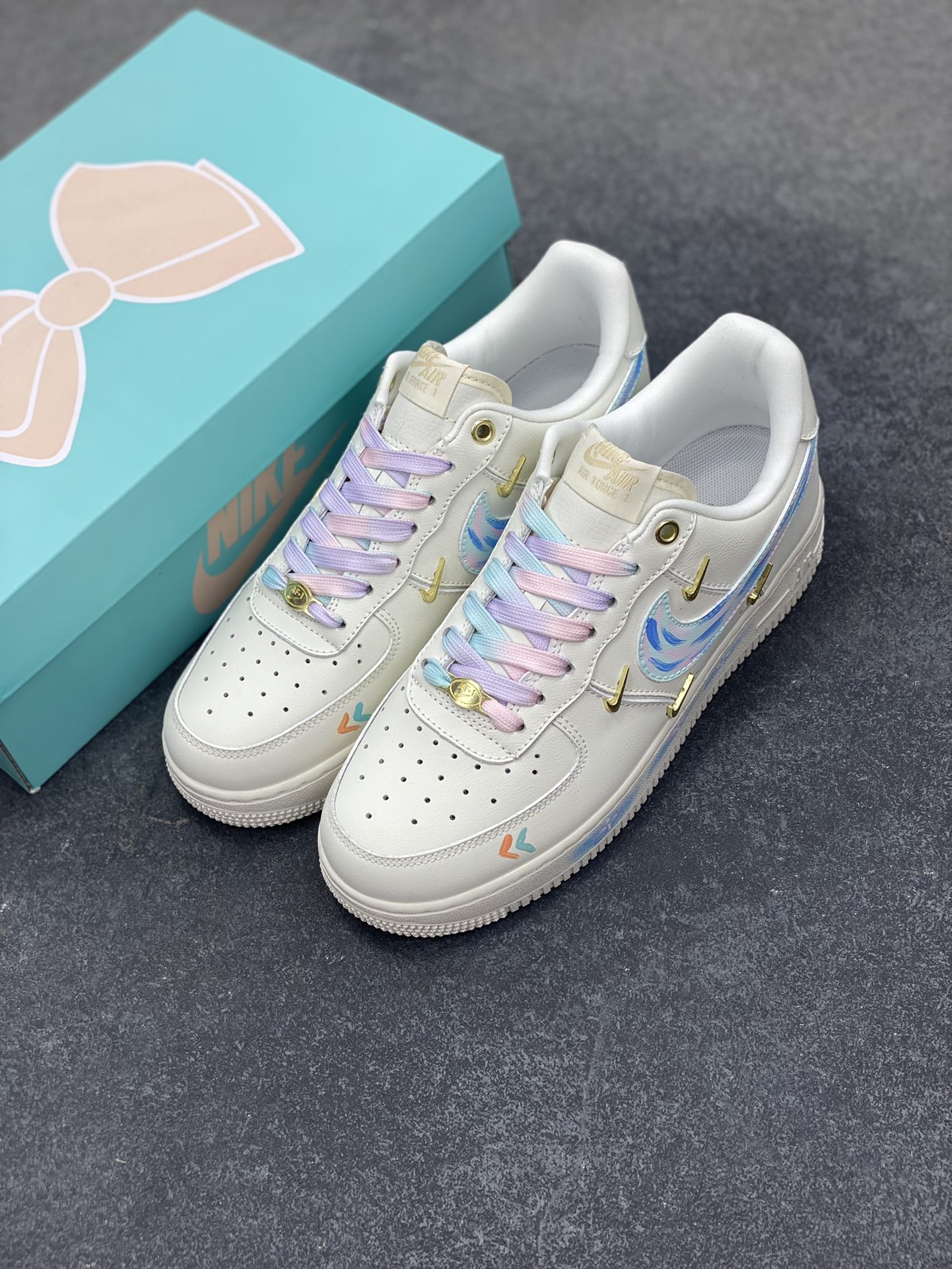 图片[8]-手绘涂鸦“莫奈印象”Nike Air Force 1 \’07 LX “Monet Impression”空军一号定制板鞋 这双鞋以纯净的白色作为底色，宛如一张等待艺术渲染的画布。莫奈印象派画作中那种光影交织、色彩斑斓的特点，被巧妙地运用到了鞋面设计中。鞋带部分采用了粉蓝等柔和的色彩，如同莫奈笔下天空与水波的交融，带来清新灵动之感 。鞋身侧面经典的 Nike Swoosh 标志，除了原本带有梦幻色彩的渐变图案，还缀以精致的金色小 Swoosh 标志，仿佛是莫奈画作中闪烁的光斑，为整体造型增添了一份奢华与精致 货号：FV3654-211 尺码：36 36.5 37.5 38 38.5 39 40 40.5 41 42 42.5 43 44 44.5 45-选品中心