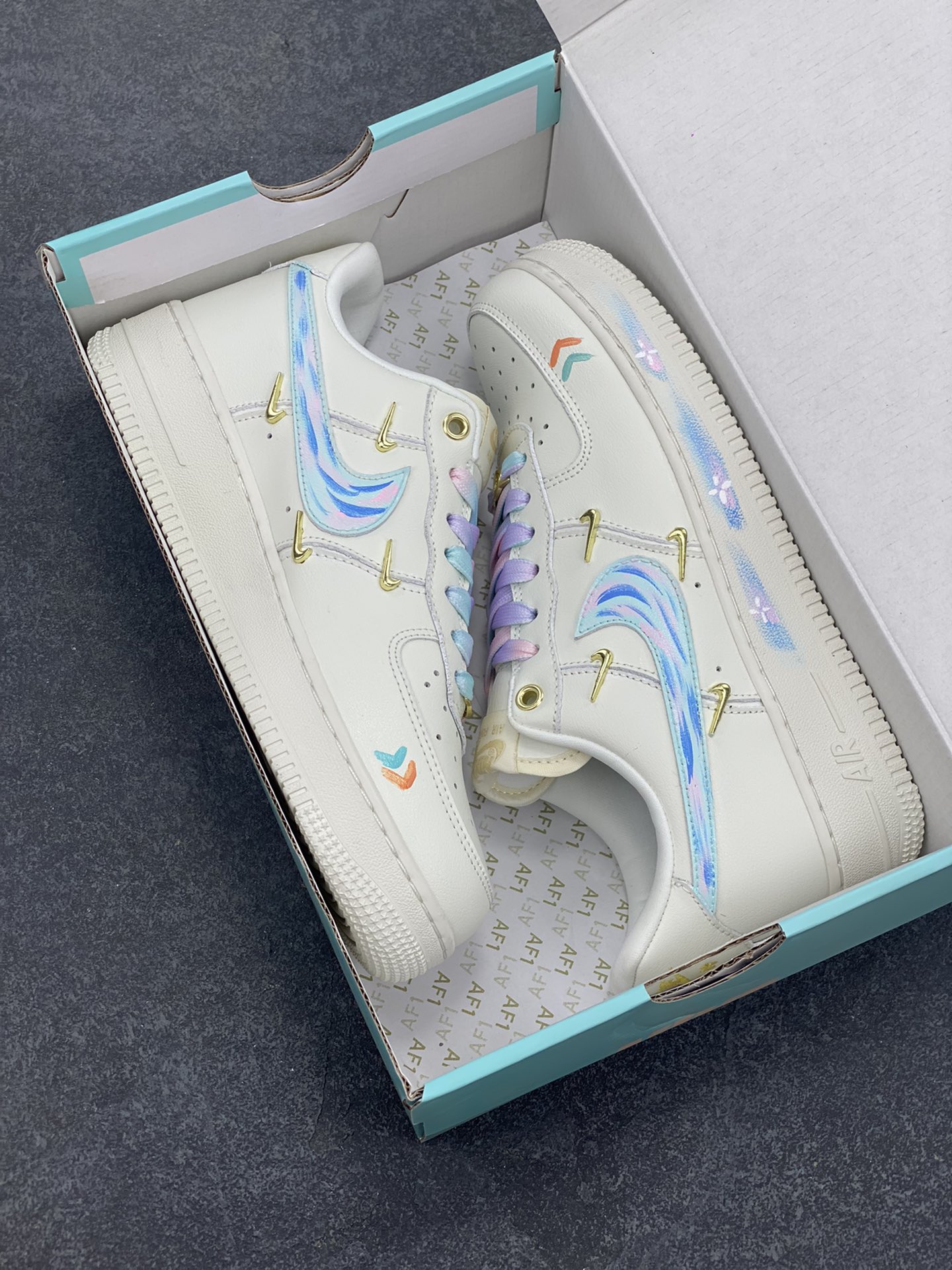 图片[9]-手绘涂鸦“莫奈印象”Nike Air Force 1 \’07 LX “Monet Impression”空军一号定制板鞋 这双鞋以纯净的白色作为底色，宛如一张等待艺术渲染的画布。莫奈印象派画作中那种光影交织、色彩斑斓的特点，被巧妙地运用到了鞋面设计中。鞋带部分采用了粉蓝等柔和的色彩，如同莫奈笔下天空与水波的交融，带来清新灵动之感 。鞋身侧面经典的 Nike Swoosh 标志，除了原本带有梦幻色彩的渐变图案，还缀以精致的金色小 Swoosh 标志，仿佛是莫奈画作中闪烁的光斑，为整体造型增添了一份奢华与精致 货号：FV3654-211 尺码：36 36.5 37.5 38 38.5 39 40 40.5 41 42 42.5 43 44 44.5 45-选品中心