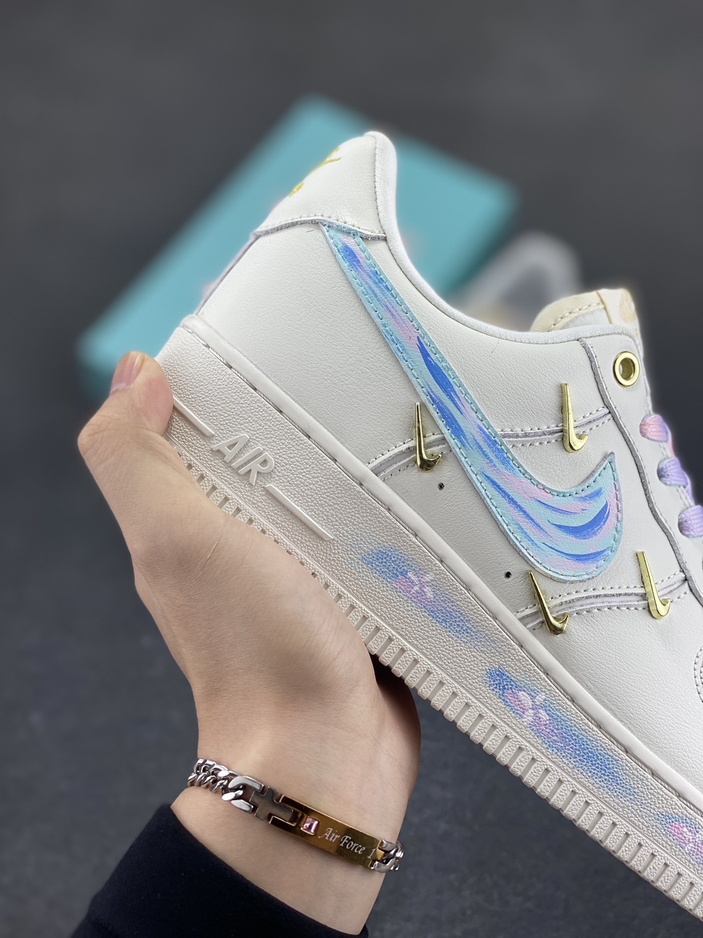 图片[6]-手绘涂鸦“莫奈印象”Nike Air Force 1 \’07 LX “Monet Impression”空军一号定制板鞋 这双鞋以纯净的白色作为底色，宛如一张等待艺术渲染的画布。莫奈印象派画作中那种光影交织、色彩斑斓的特点，被巧妙地运用到了鞋面设计中。鞋带部分采用了粉蓝等柔和的色彩，如同莫奈笔下天空与水波的交融，带来清新灵动之感 。鞋身侧面经典的 Nike Swoosh 标志，除了原本带有梦幻色彩的渐变图案，还缀以精致的金色小 Swoosh 标志，仿佛是莫奈画作中闪烁的光斑，为整体造型增添了一份奢华与精致 货号：FV3654-211 尺码：36 36.5 37.5 38 38.5 39 40 40.5 41 42 42.5 43 44 44.5 45-选品中心