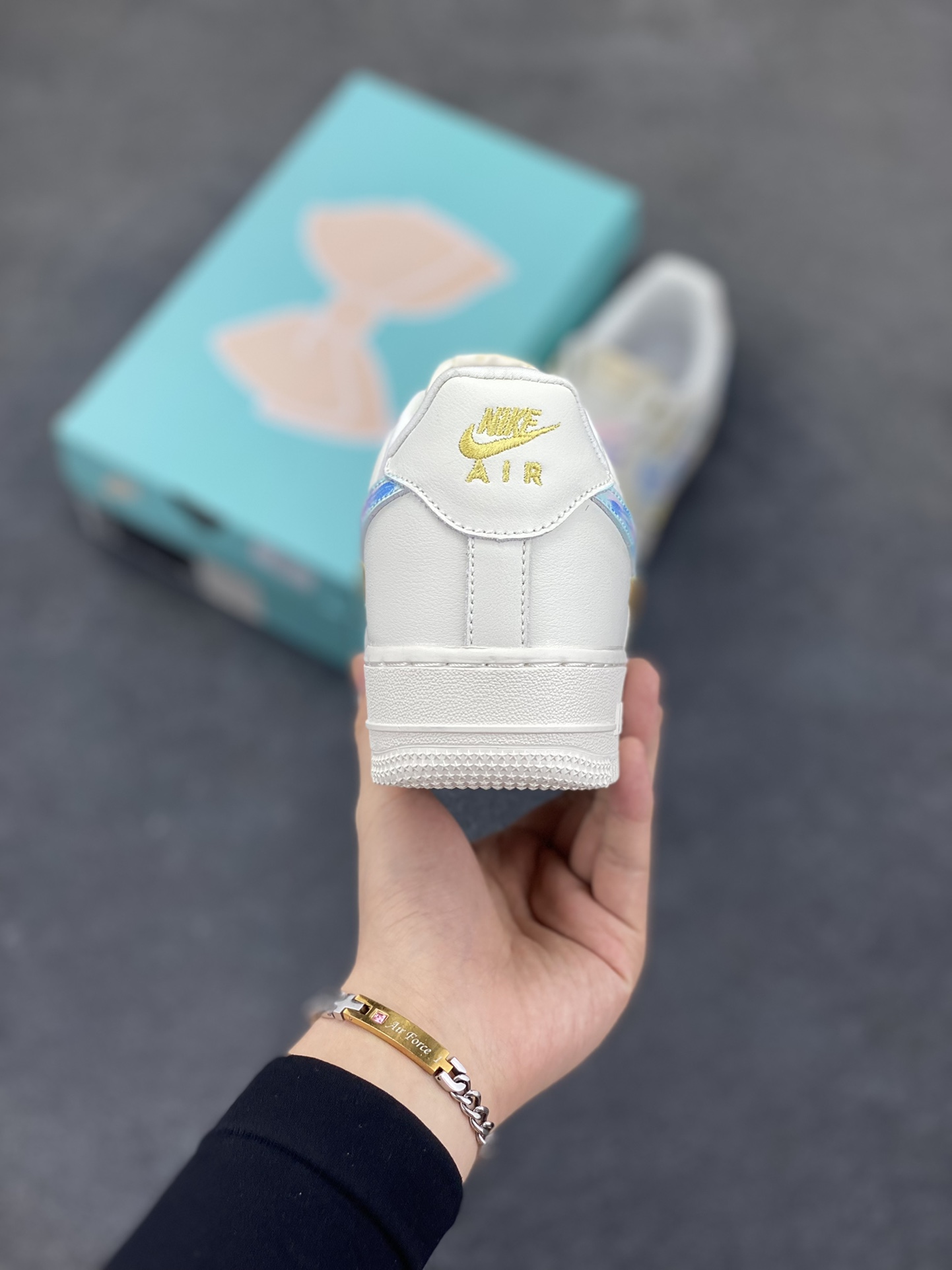 图片[4]-手绘涂鸦“莫奈印象”Nike Air Force 1 \’07 LX “Monet Impression”空军一号定制板鞋 这双鞋以纯净的白色作为底色，宛如一张等待艺术渲染的画布。莫奈印象派画作中那种光影交织、色彩斑斓的特点，被巧妙地运用到了鞋面设计中。鞋带部分采用了粉蓝等柔和的色彩，如同莫奈笔下天空与水波的交融，带来清新灵动之感 。鞋身侧面经典的 Nike Swoosh 标志，除了原本带有梦幻色彩的渐变图案，还缀以精致的金色小 Swoosh 标志，仿佛是莫奈画作中闪烁的光斑，为整体造型增添了一份奢华与精致 货号：FV3654-211 尺码：36 36.5 37.5 38 38.5 39 40 40.5 41 42 42.5 43 44 44.5 45-选品中心