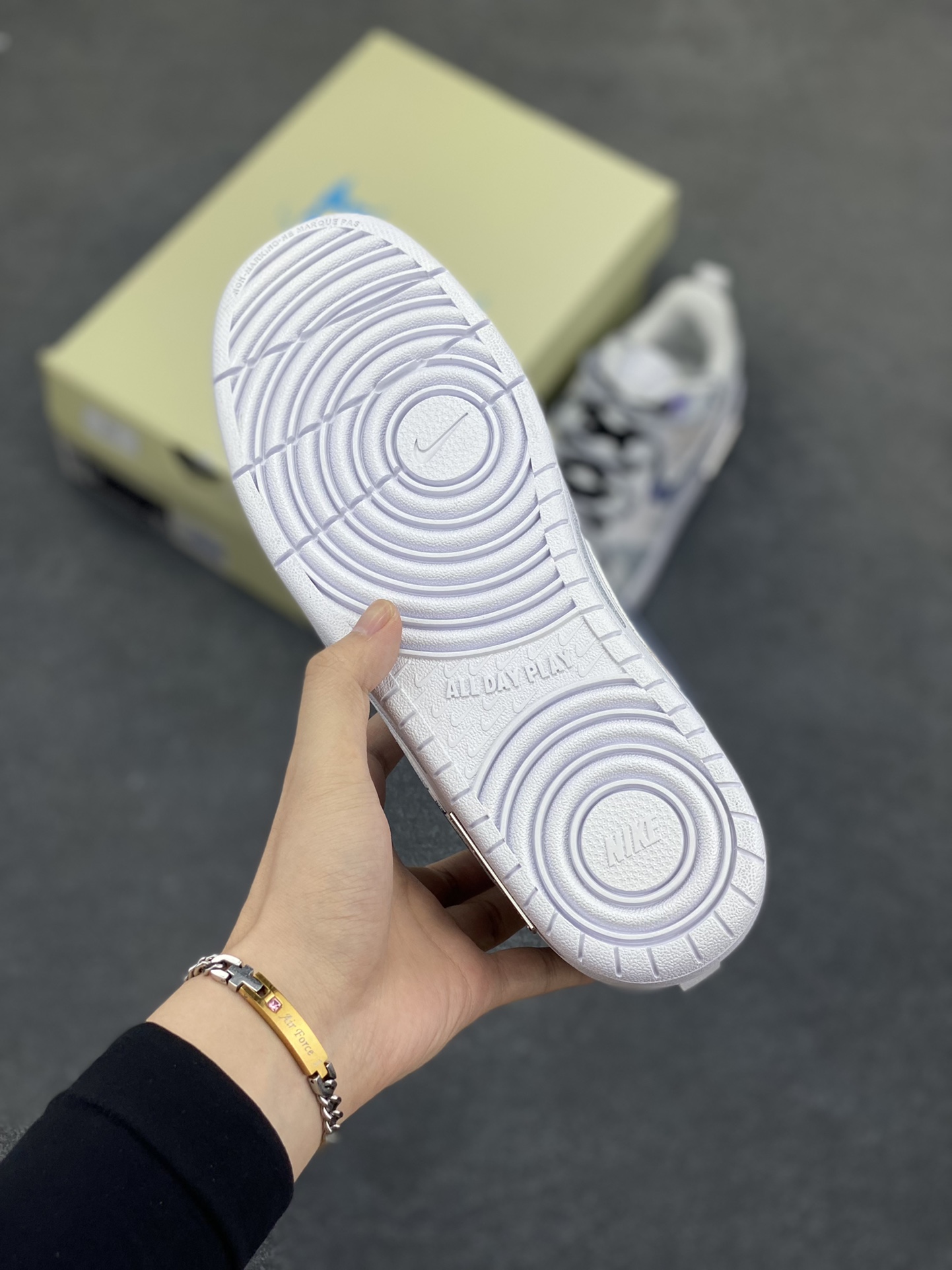 图片[5]-【定制球鞋】Nike Air Force 1 暗迹 手绘 泼墨涂鸦 时尚 潮流 耐磨 低帮 板鞋 男女同款 黑白色 黑白折边针车 工艺难度大 原楦头原纸板 原装鞋盒 定制五金配件 内置全掌气垫 原厂鞋底 货号：CW2288-111 尺码： 36 36.5 37.5 38 38.5 39 40 405. 41 42 42.5 43 44 44.5 45-选品中心