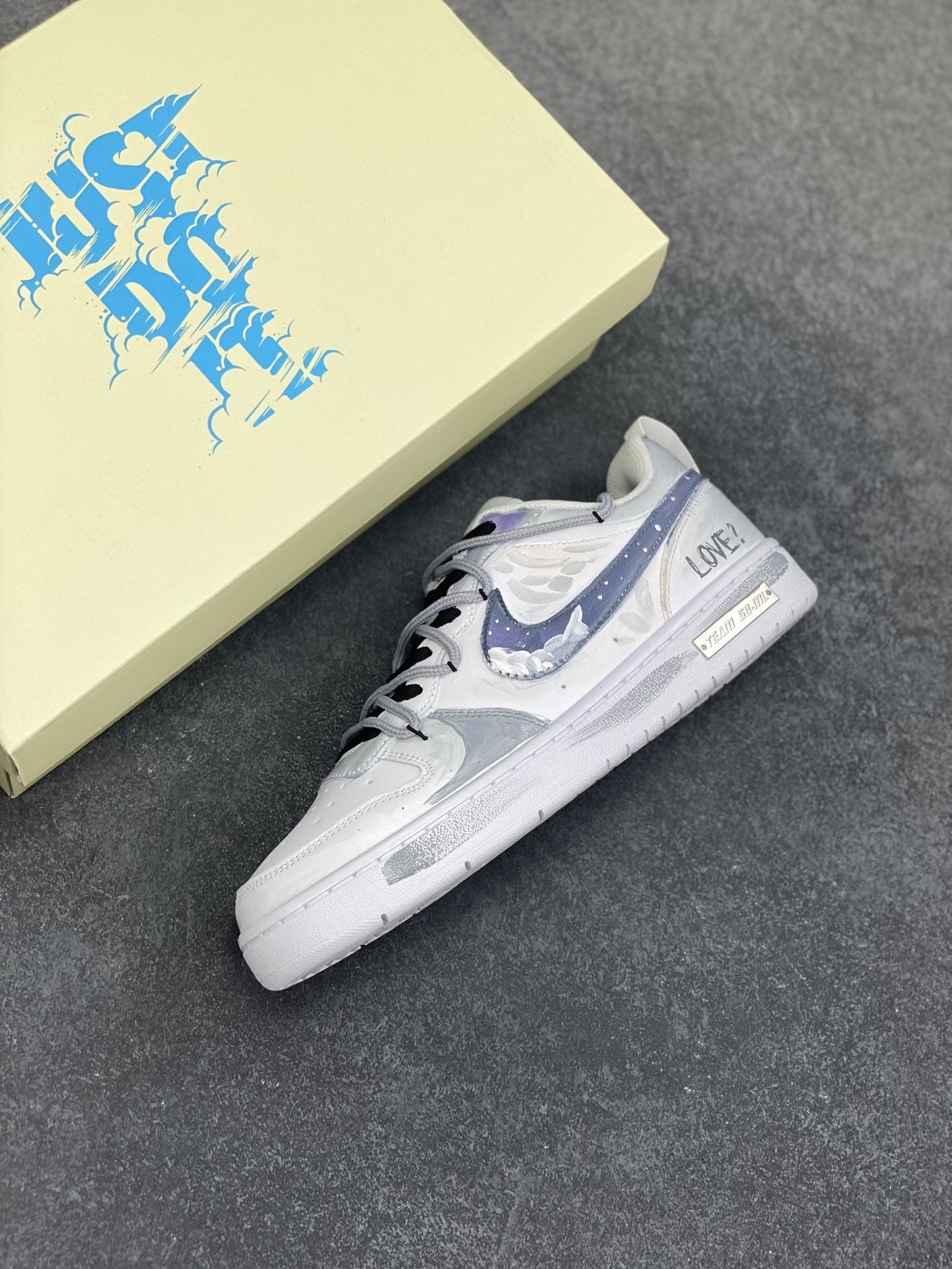 图片[7]-【定制球鞋】Nike Air Force 1 暗迹 手绘 泼墨涂鸦 时尚 潮流 耐磨 低帮 板鞋 男女同款 黑白色 黑白折边针车 工艺难度大 原楦头原纸板 原装鞋盒 定制五金配件 内置全掌气垫 原厂鞋底 货号：CW2288-111 尺码： 36 36.5 37.5 38 38.5 39 40 405. 41 42 42.5 43 44 44.5 45-选品中心