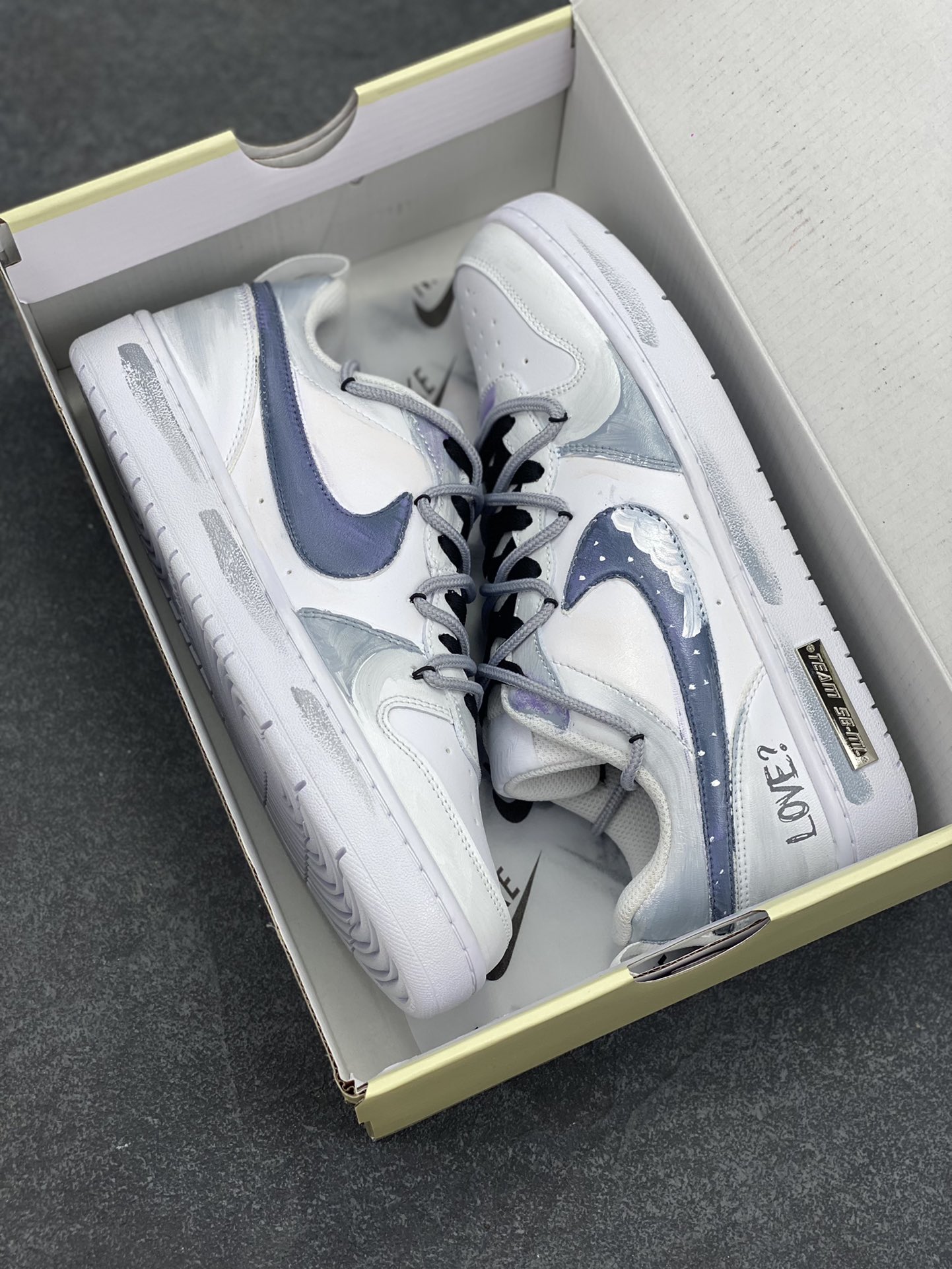 图片[9]-【定制球鞋】Nike Air Force 1 暗迹 手绘 泼墨涂鸦 时尚 潮流 耐磨 低帮 板鞋 男女同款 黑白色 黑白折边针车 工艺难度大 原楦头原纸板 原装鞋盒 定制五金配件 内置全掌气垫 原厂鞋底 货号：CW2288-111 尺码： 36 36.5 37.5 38 38.5 39 40 405. 41 42 42.5 43 44 44.5 45-选品中心