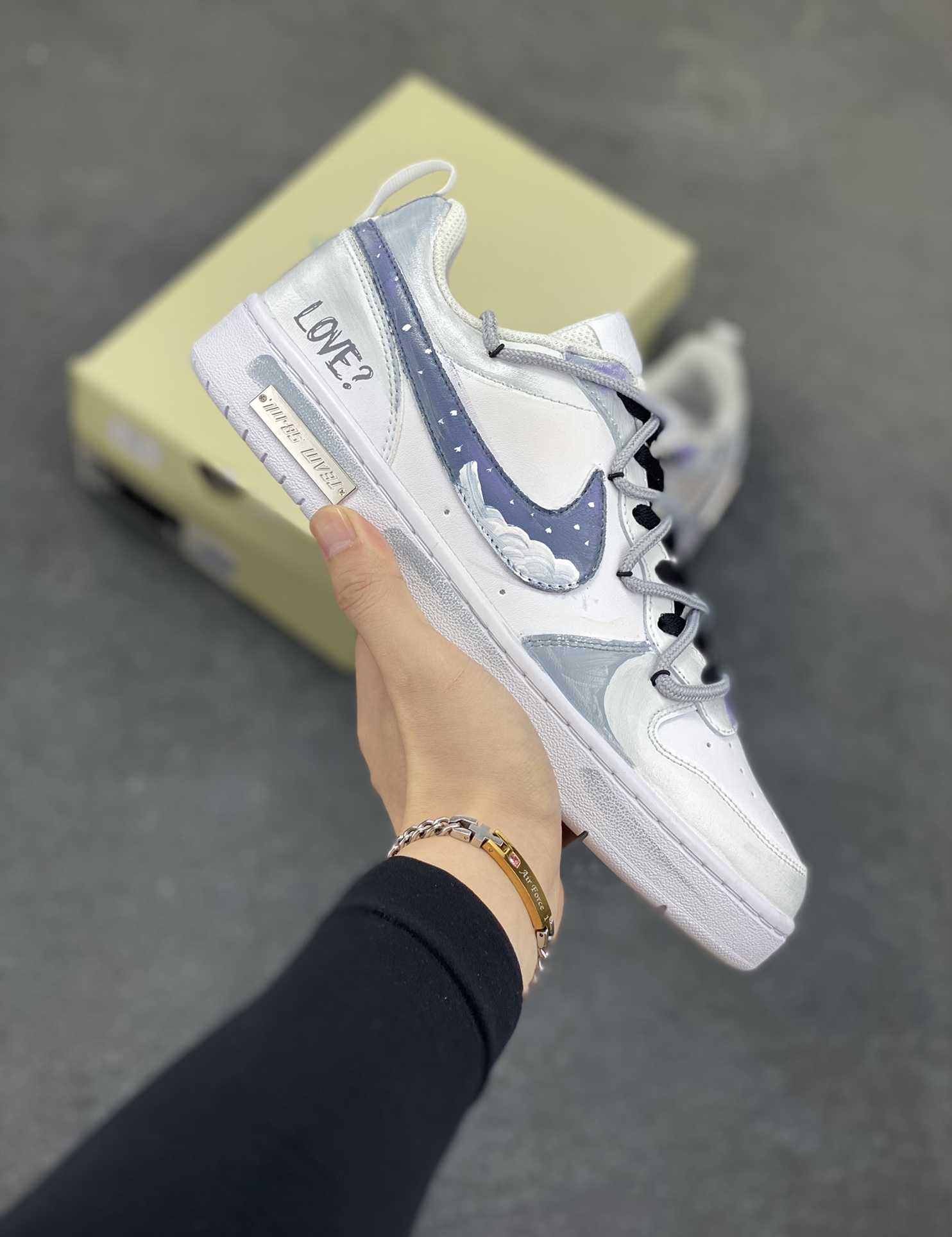 【定制球鞋】Nike Air Force 1 暗迹 手绘 泼墨涂鸦 时尚 潮流 耐磨 低帮 板鞋 男女同款 黑白色 黑白折边针车 工艺难度大 原楦头原纸板 原装鞋盒 定制五金配件 内置全掌气垫 原厂鞋底 货号：CW2288-111 尺码： 36 36.5 37.5 38 38.5 39 40 405. 41 42 42.5 43 44 44.5 45-选品中心