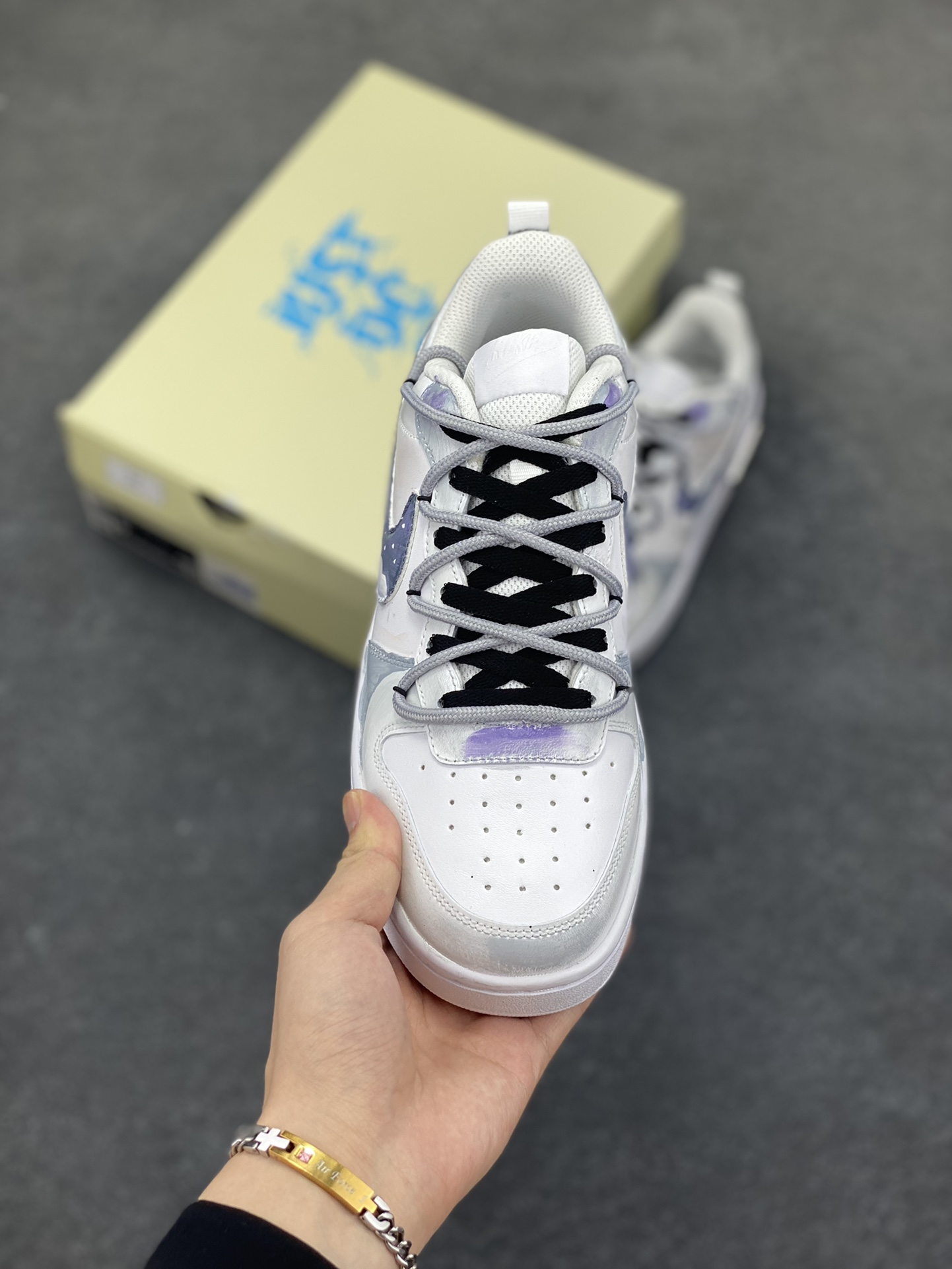 图片[2]-【定制球鞋】Nike Air Force 1 暗迹 手绘 泼墨涂鸦 时尚 潮流 耐磨 低帮 板鞋 男女同款 黑白色 黑白折边针车 工艺难度大 原楦头原纸板 原装鞋盒 定制五金配件 内置全掌气垫 原厂鞋底 货号：CW2288-111 尺码： 36 36.5 37.5 38 38.5 39 40 405. 41 42 42.5 43 44 44.5 45-选品中心