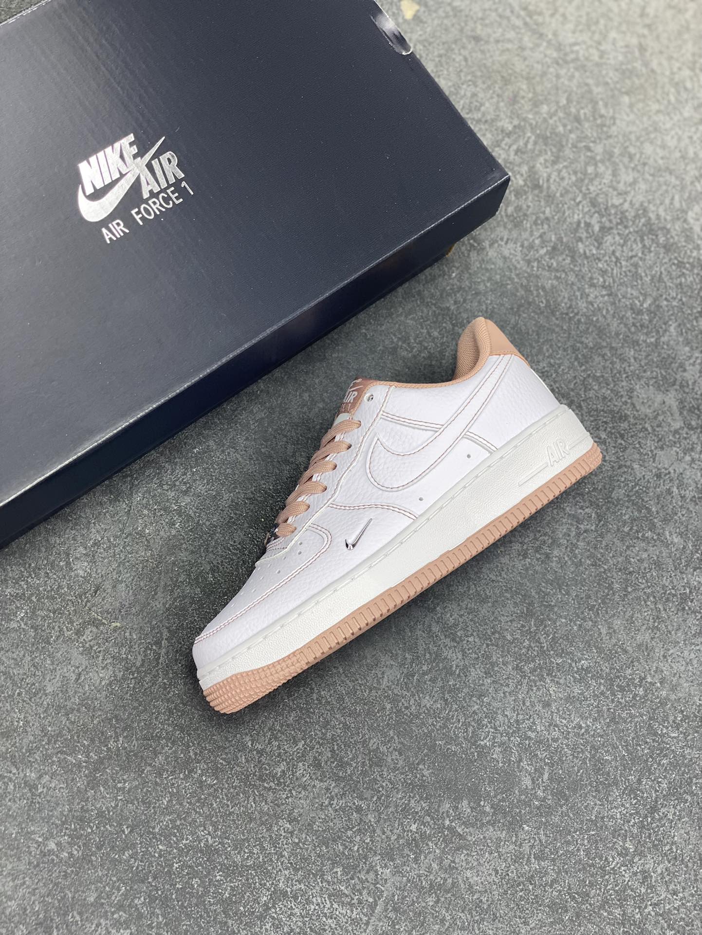 图片[7]-Nike Air Force 1 Low 白粉线小银勾 空军一号低帮运动休闲板鞋 原楦头原纸板 打造纯正空军版型#专注外贸渠道 全掌内置蜂窝气垫 #原盒配件 原厂中底钢印、拉帮完美 货号：IB6543-100 尺码：35.5 36 36.5 37.5 38 38.5 39 40 40.5 41 42 42.5 43 44 44.5 45-选品中心