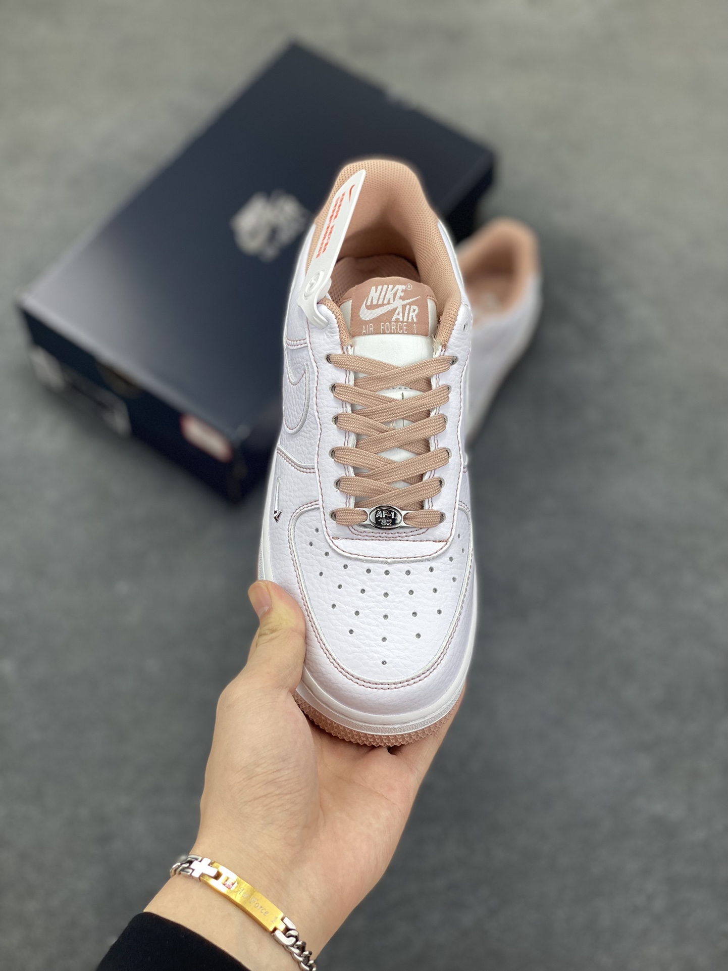 图片[2]-Nike Air Force 1 Low 白粉线小银勾 空军一号低帮运动休闲板鞋 原楦头原纸板 打造纯正空军版型#专注外贸渠道 全掌内置蜂窝气垫 #原盒配件 原厂中底钢印、拉帮完美 货号：IB6543-100 尺码：35.5 36 36.5 37.5 38 38.5 39 40 40.5 41 42 42.5 43 44 44.5 45-选品中心