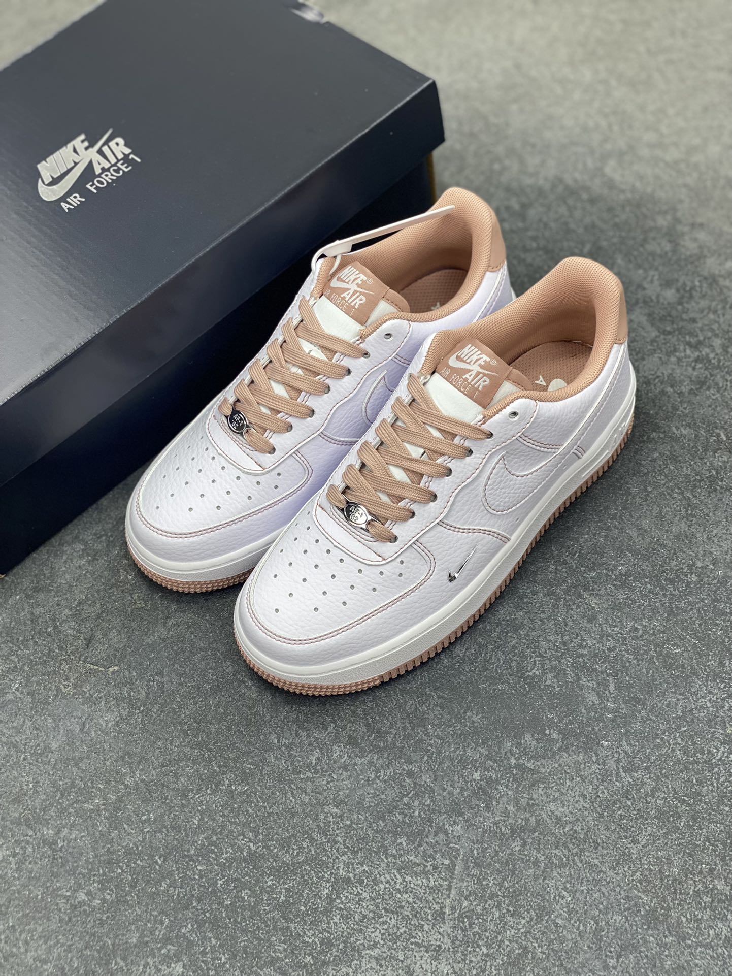 图片[8]-Nike Air Force 1 Low 白粉线小银勾 空军一号低帮运动休闲板鞋 原楦头原纸板 打造纯正空军版型#专注外贸渠道 全掌内置蜂窝气垫 #原盒配件 原厂中底钢印、拉帮完美 货号：IB6543-100 尺码：35.5 36 36.5 37.5 38 38.5 39 40 40.5 41 42 42.5 43 44 44.5 45-选品中心