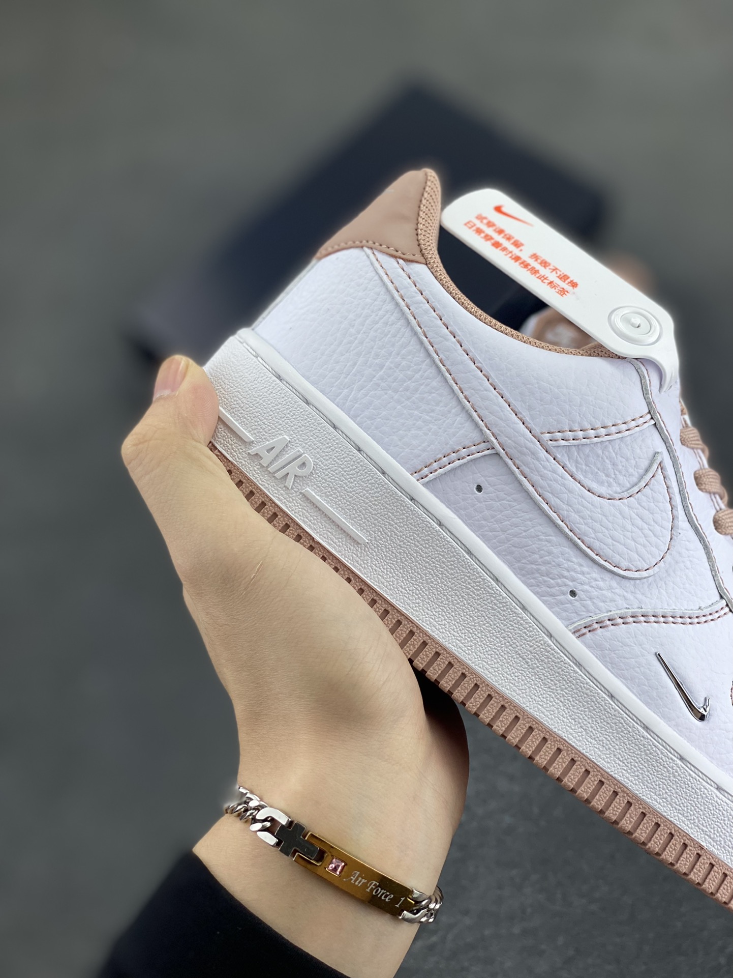 图片[6]-Nike Air Force 1 Low 白粉线小银勾 空军一号低帮运动休闲板鞋 原楦头原纸板 打造纯正空军版型#专注外贸渠道 全掌内置蜂窝气垫 #原盒配件 原厂中底钢印、拉帮完美 货号：IB6543-100 尺码：35.5 36 36.5 37.5 38 38.5 39 40 40.5 41 42 42.5 43 44 44.5 45-选品中心
