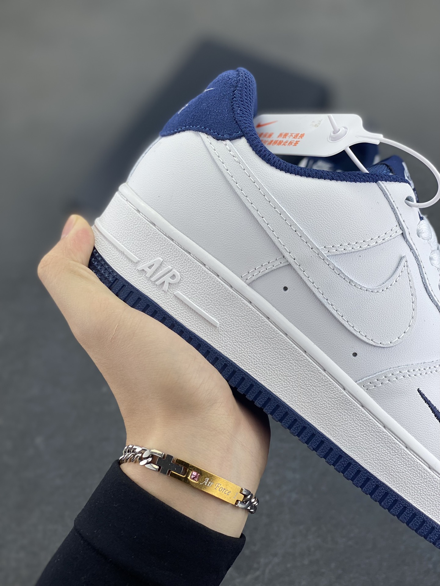 图片[6]-福利特价 Nike Air Force 1 Low 空军一号低帮百搭休闲运动板鞋。柔软、弹性十足的缓震性能和出色的中底设计，横跨复古与现代的外型结合，造就出风靡全球三十多年的Force 1，直到今天还深受青睐。 货号：CZ8065-800 尺码：36 36.5 37.5 38 38.5 39 40 40.5 41 42 42.5 43 44 44.5 45-选品中心