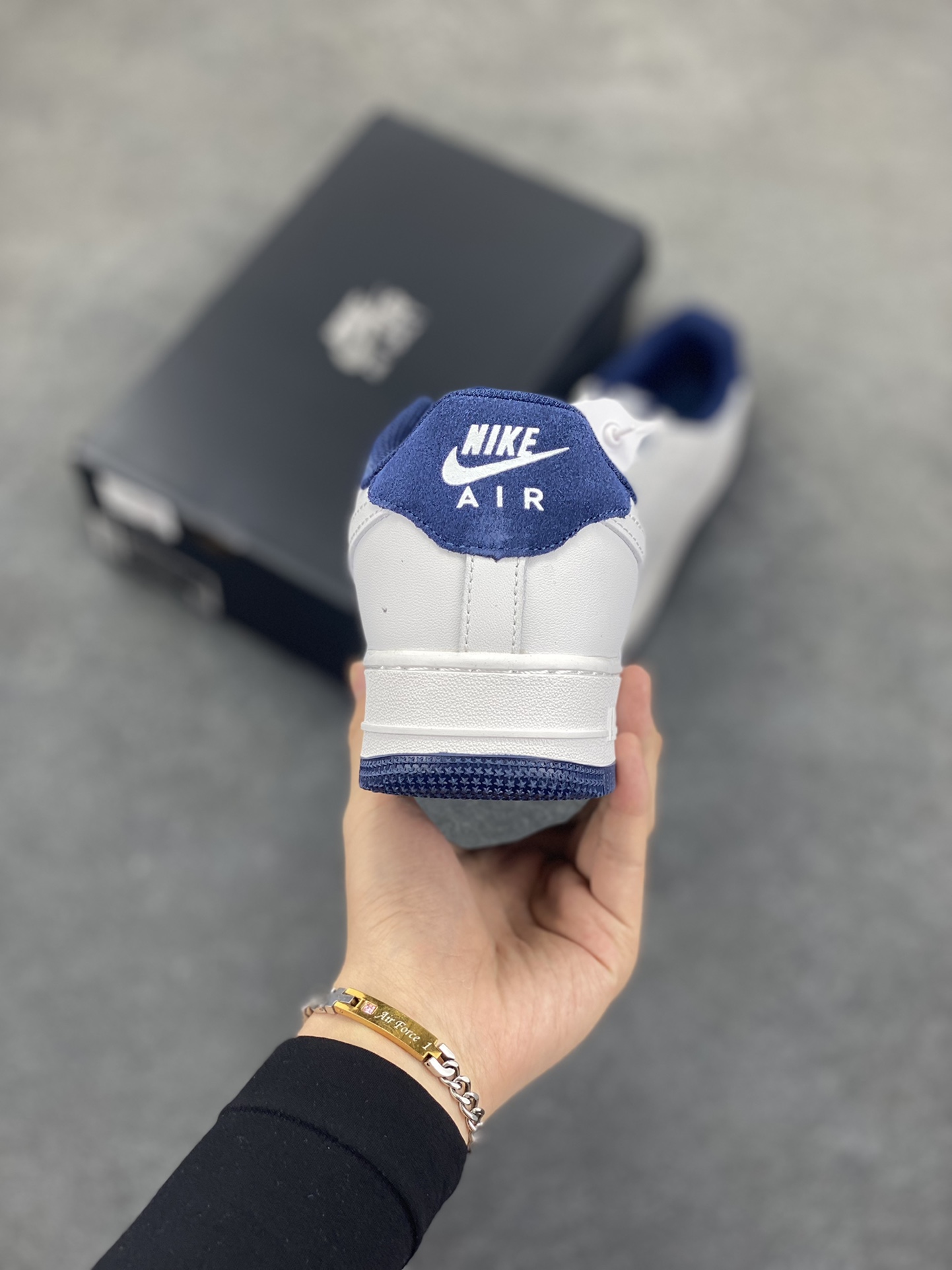 图片[4]-福利特价 Nike Air Force 1 Low 空军一号低帮百搭休闲运动板鞋。柔软、弹性十足的缓震性能和出色的中底设计，横跨复古与现代的外型结合，造就出风靡全球三十多年的Force 1，直到今天还深受青睐。 货号：CZ8065-800 尺码：36 36.5 37.5 38 38.5 39 40 40.5 41 42 42.5 43 44 44.5 45-选品中心