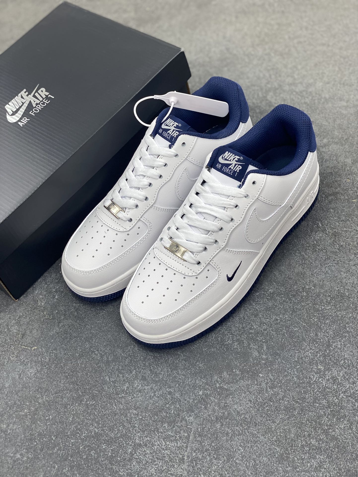 图片[8]-福利特价 Nike Air Force 1 Low 空军一号低帮百搭休闲运动板鞋。柔软、弹性十足的缓震性能和出色的中底设计，横跨复古与现代的外型结合，造就出风靡全球三十多年的Force 1，直到今天还深受青睐。 货号：CZ8065-800 尺码：36 36.5 37.5 38 38.5 39 40 40.5 41 42 42.5 43 44 44.5 45-选品中心