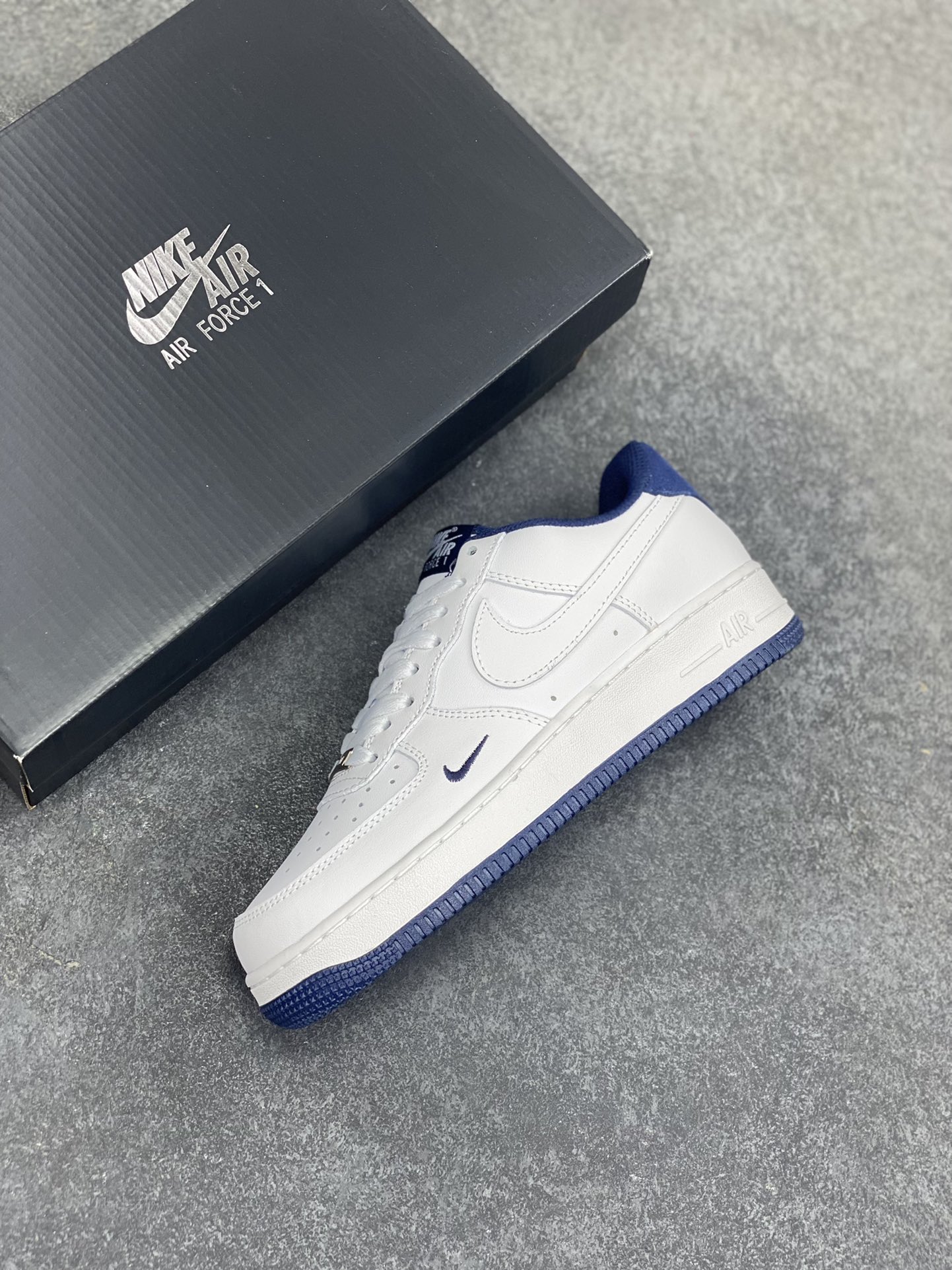 图片[7]-福利特价 Nike Air Force 1 Low 空军一号低帮百搭休闲运动板鞋。柔软、弹性十足的缓震性能和出色的中底设计，横跨复古与现代的外型结合，造就出风靡全球三十多年的Force 1，直到今天还深受青睐。 货号：CZ8065-800 尺码：36 36.5 37.5 38 38.5 39 40 40.5 41 42 42.5 43 44 44.5 45-选品中心