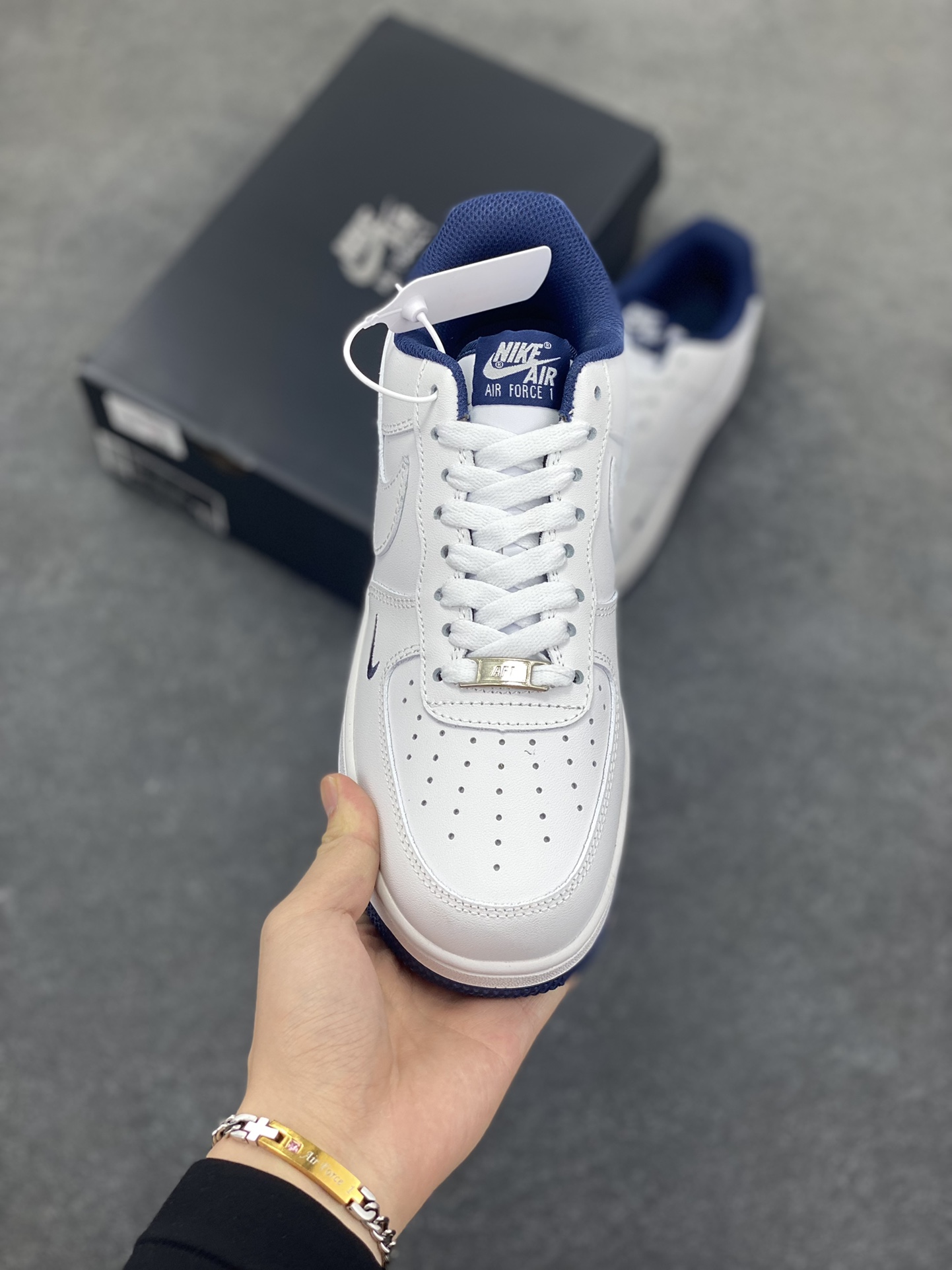 图片[2]-福利特价 Nike Air Force 1 Low 空军一号低帮百搭休闲运动板鞋。柔软、弹性十足的缓震性能和出色的中底设计，横跨复古与现代的外型结合，造就出风靡全球三十多年的Force 1，直到今天还深受青睐。 货号：CZ8065-800 尺码：36 36.5 37.5 38 38.5 39 40 40.5 41 42 42.5 43 44 44.5 45-选品中心