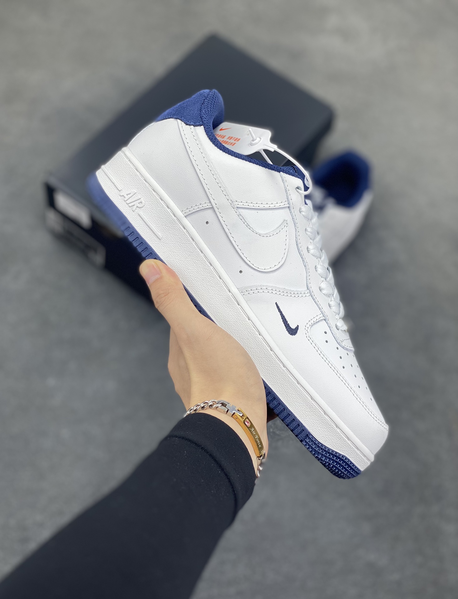 福利特价 Nike Air Force 1 Low 空军一号低帮百搭休闲运动板鞋。柔软、弹性十足的缓震性能和出色的中底设计,横跨复古与现代的外型结合,造就出风靡全球三十多年的Force 1,直到今天还深受青睐。 货号:CZ8065-800 尺码:36 36.5 37.5 38 38.5 39 40 40.5 41 42 42.5 43 44 44.5 45-选品中心