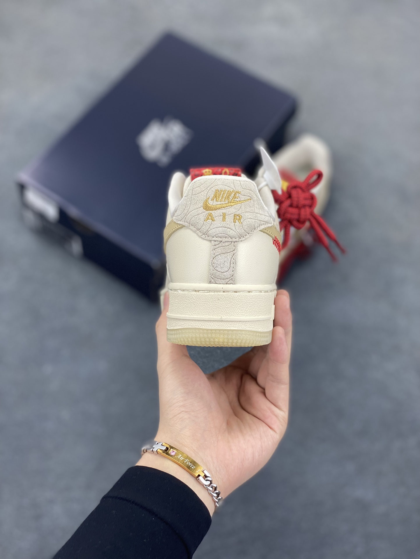 图片[4]-福利特价 Nike Air Force 1 Low 空军一号低帮百搭休闲运动板鞋。柔软、弹性十足的缓震性能和出色的中底设计，横跨复古与现代的外型结合，造就出风靡全球三十多年的Force 1，直到今天还深受青睐。 货号：CJ2288-001 尺码：36 36.5 37.5 38 38.5 39 40 40.5 41 42 42.5 43 44 44.5 45-选品中心