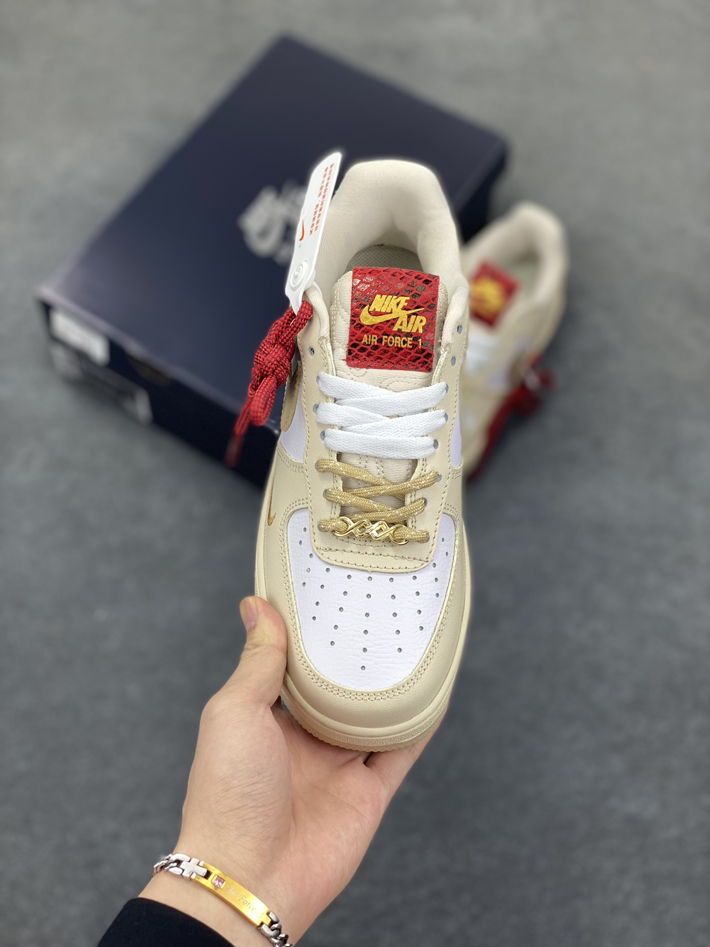 图片[2]-福利特价 Nike Air Force 1 Low 空军一号低帮百搭休闲运动板鞋。柔软、弹性十足的缓震性能和出色的中底设计，横跨复古与现代的外型结合，造就出风靡全球三十多年的Force 1，直到今天还深受青睐。 货号：CJ2288-001 尺码：36 36.5 37.5 38 38.5 39 40 40.5 41 42 42.5 43 44 44.5 45-选品中心