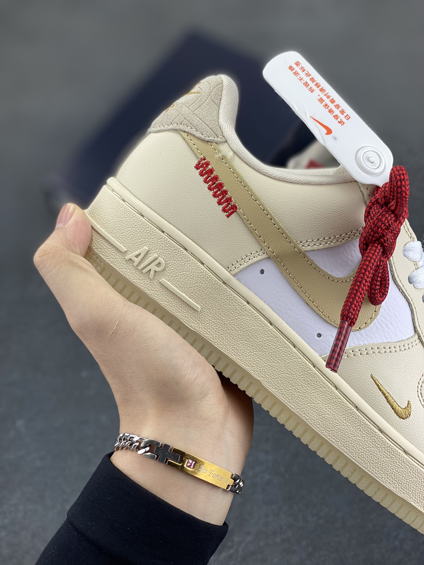 图片[6]-福利特价 Nike Air Force 1 Low 空军一号低帮百搭休闲运动板鞋。柔软、弹性十足的缓震性能和出色的中底设计，横跨复古与现代的外型结合，造就出风靡全球三十多年的Force 1，直到今天还深受青睐。 货号：CJ2288-001 尺码：36 36.5 37.5 38 38.5 39 40 40.5 41 42 42.5 43 44 44.5 45-选品中心