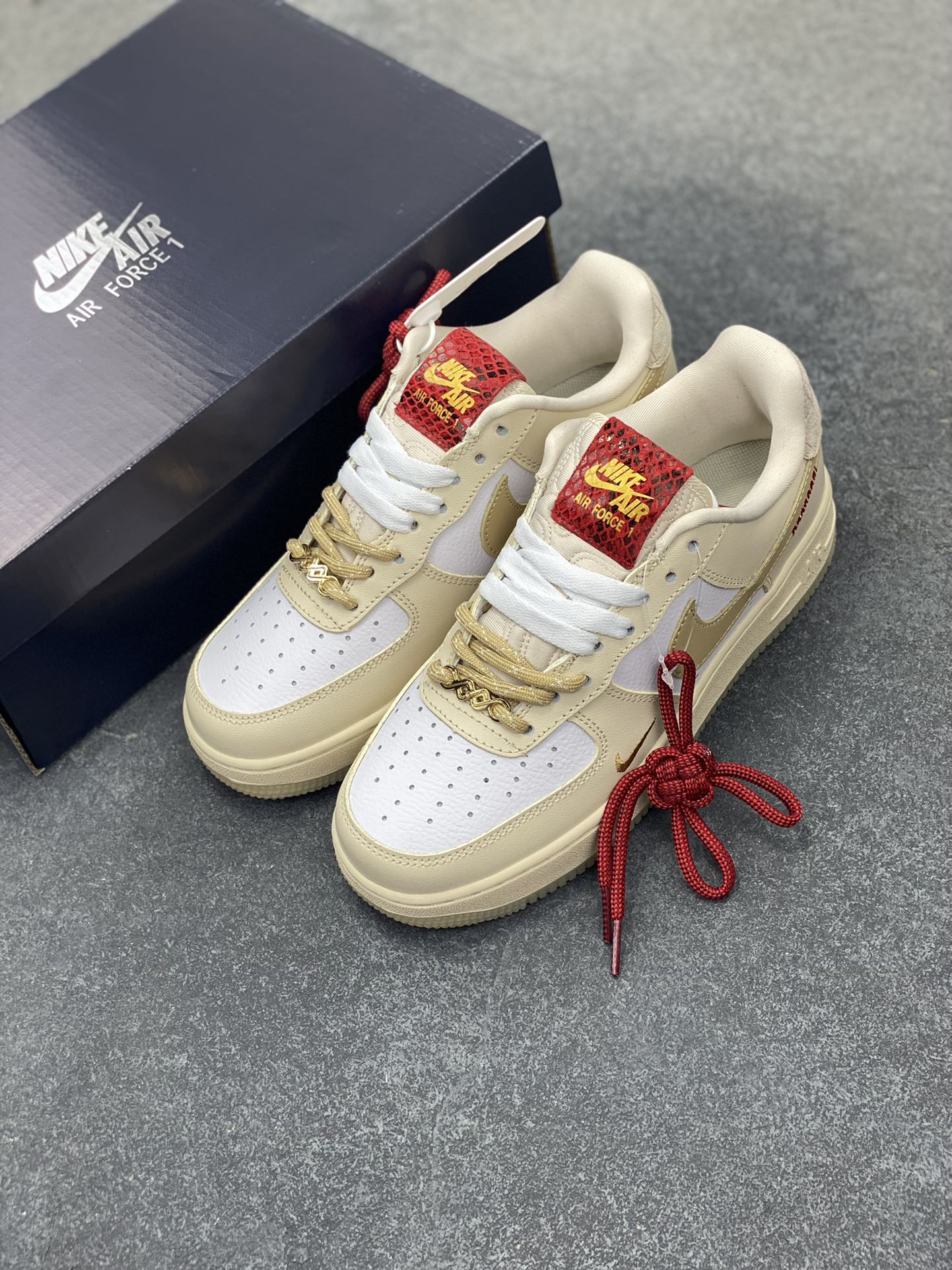 图片[8]-福利特价 Nike Air Force 1 Low 空军一号低帮百搭休闲运动板鞋。柔软、弹性十足的缓震性能和出色的中底设计，横跨复古与现代的外型结合，造就出风靡全球三十多年的Force 1，直到今天还深受青睐。 货号：CJ2288-001 尺码：36 36.5 37.5 38 38.5 39 40 40.5 41 42 42.5 43 44 44.5 45-选品中心