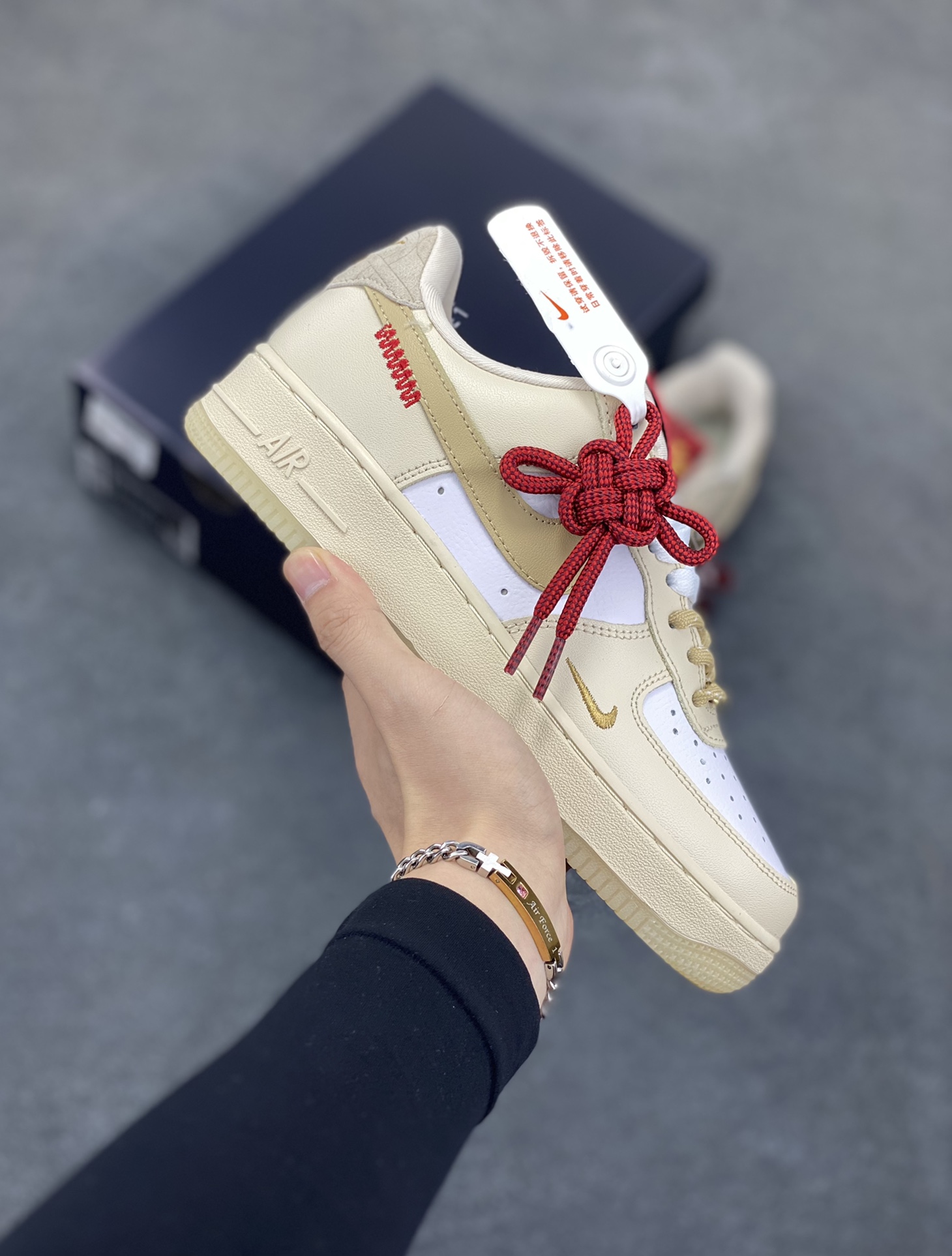 福利特价 Nike Air Force 1 Low 空军一号低帮百搭休闲运动板鞋。柔软、弹性十足的缓震性能和出色的中底设计,横跨复古与现代的外型结合,造就出风靡全球三十多年的Force 1,直到今天还深受青睐。 货号:CJ2288-001 尺码:36 36.5 37.5 38 38.5 39 40 40.5 41 42 42.5 43 44 44.5 45-选品中心