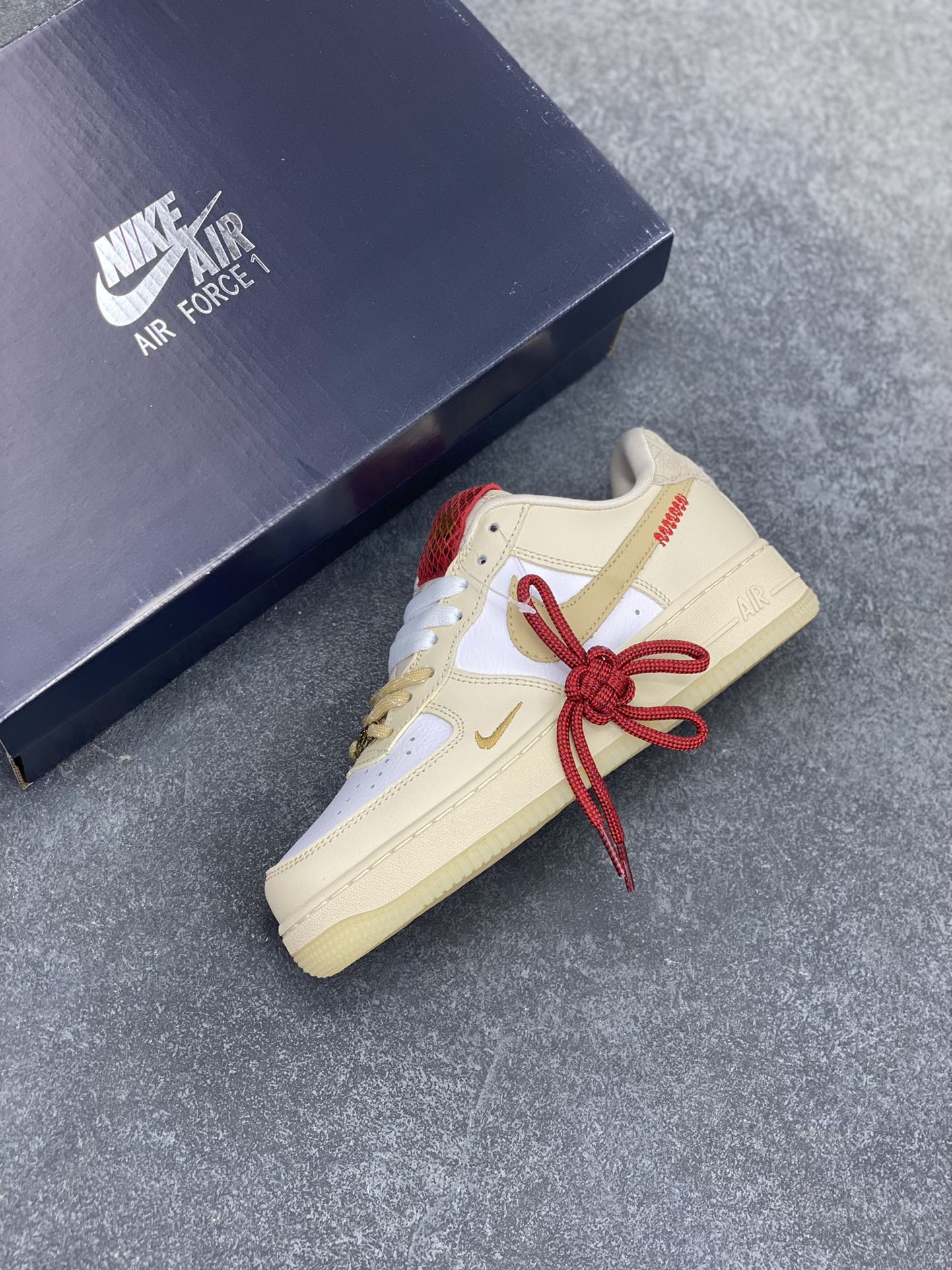 图片[7]-福利特价 Nike Air Force 1 Low 空军一号低帮百搭休闲运动板鞋。柔软、弹性十足的缓震性能和出色的中底设计，横跨复古与现代的外型结合，造就出风靡全球三十多年的Force 1，直到今天还深受青睐。 货号：CJ2288-001 尺码：36 36.5 37.5 38 38.5 39 40 40.5 41 42 42.5 43 44 44.5 45-选品中心