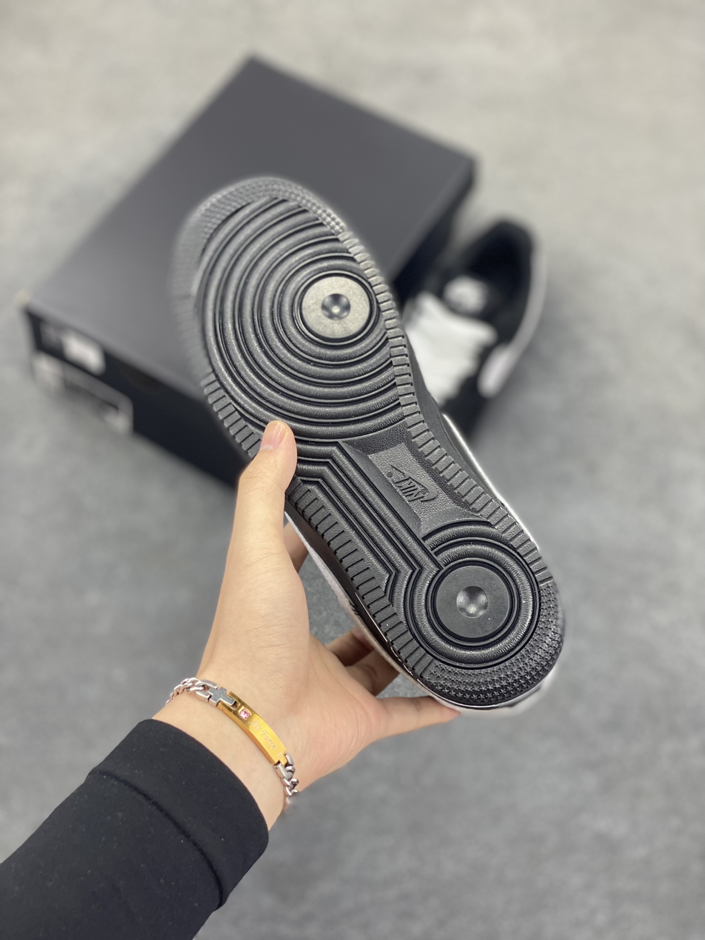 图片[5]-福利特价 Nike Air Force 1 Low 空军一号低帮百搭休闲运动板鞋。柔软、弹性十足的缓震性能和出色的中底设计，横跨复古与现代的外型结合，造就出风靡全球三十多年的Force 1，直到今天还深受青睐。 货号：DD8959-101 尺码：36 36.5 37.5 38 38.5 39 40 40.5 41 42 42.5 43 44 44.5 45-选品中心