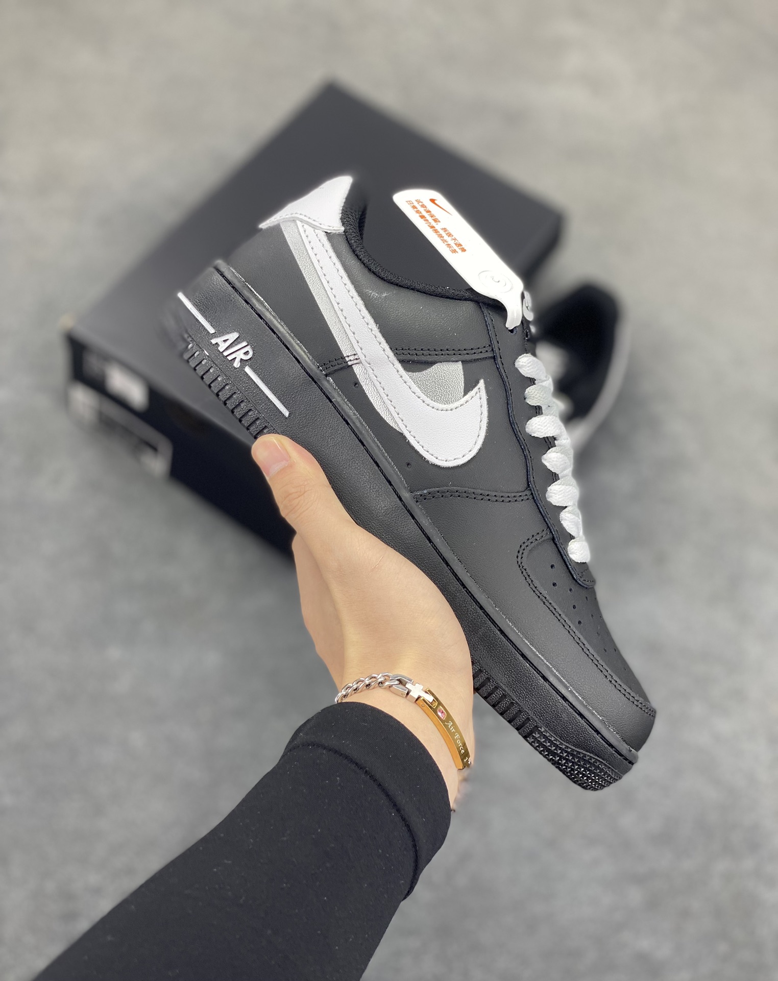 福利特价 Nike Air Force 1 Low 空军一号低帮百搭休闲运动板鞋。柔软、弹性十足的缓震性能和出色的中底设计,横跨复古与现代的外型结合,造就出风靡全球三十多年的Force 1,直到今天还深受青睐。 货号:DD8959-101 尺码:36 36.5 37.5 38 38.5 39 40 40.5 41 42 42.5 43 44 44.5 45-选品中心