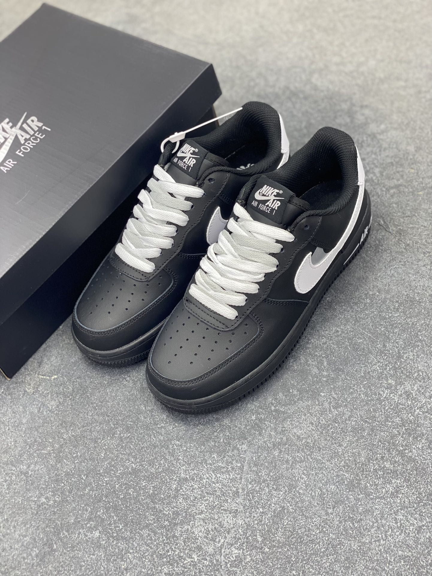 图片[8]-福利特价 Nike Air Force 1 Low 空军一号低帮百搭休闲运动板鞋。柔软、弹性十足的缓震性能和出色的中底设计，横跨复古与现代的外型结合，造就出风靡全球三十多年的Force 1，直到今天还深受青睐。 货号：DD8959-101 尺码：36 36.5 37.5 38 38.5 39 40 40.5 41 42 42.5 43 44 44.5 45-选品中心