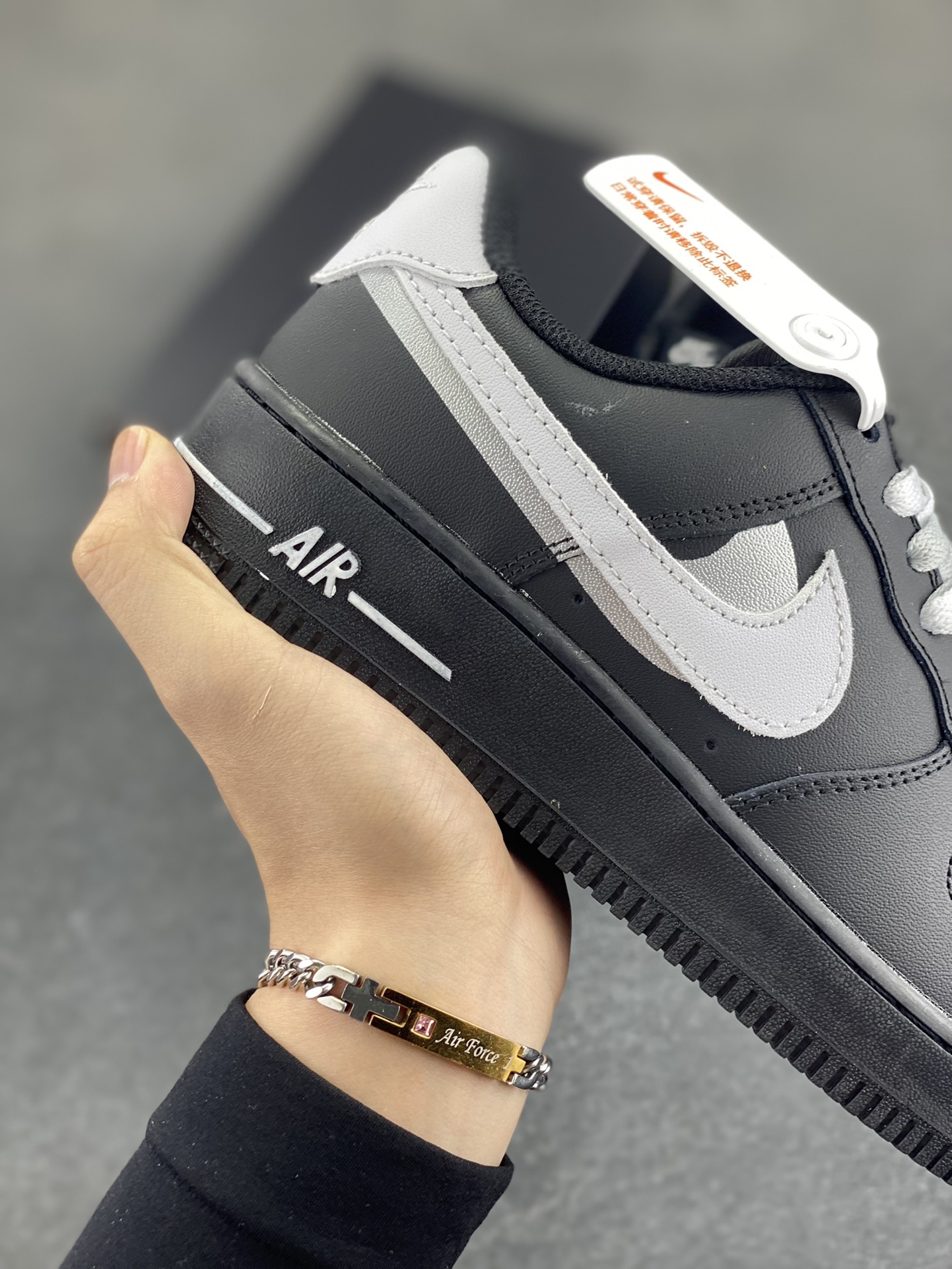 图片[6]-福利特价 Nike Air Force 1 Low 空军一号低帮百搭休闲运动板鞋。柔软、弹性十足的缓震性能和出色的中底设计，横跨复古与现代的外型结合，造就出风靡全球三十多年的Force 1，直到今天还深受青睐。 货号：DD8959-101 尺码：36 36.5 37.5 38 38.5 39 40 40.5 41 42 42.5 43 44 44.5 45-选品中心