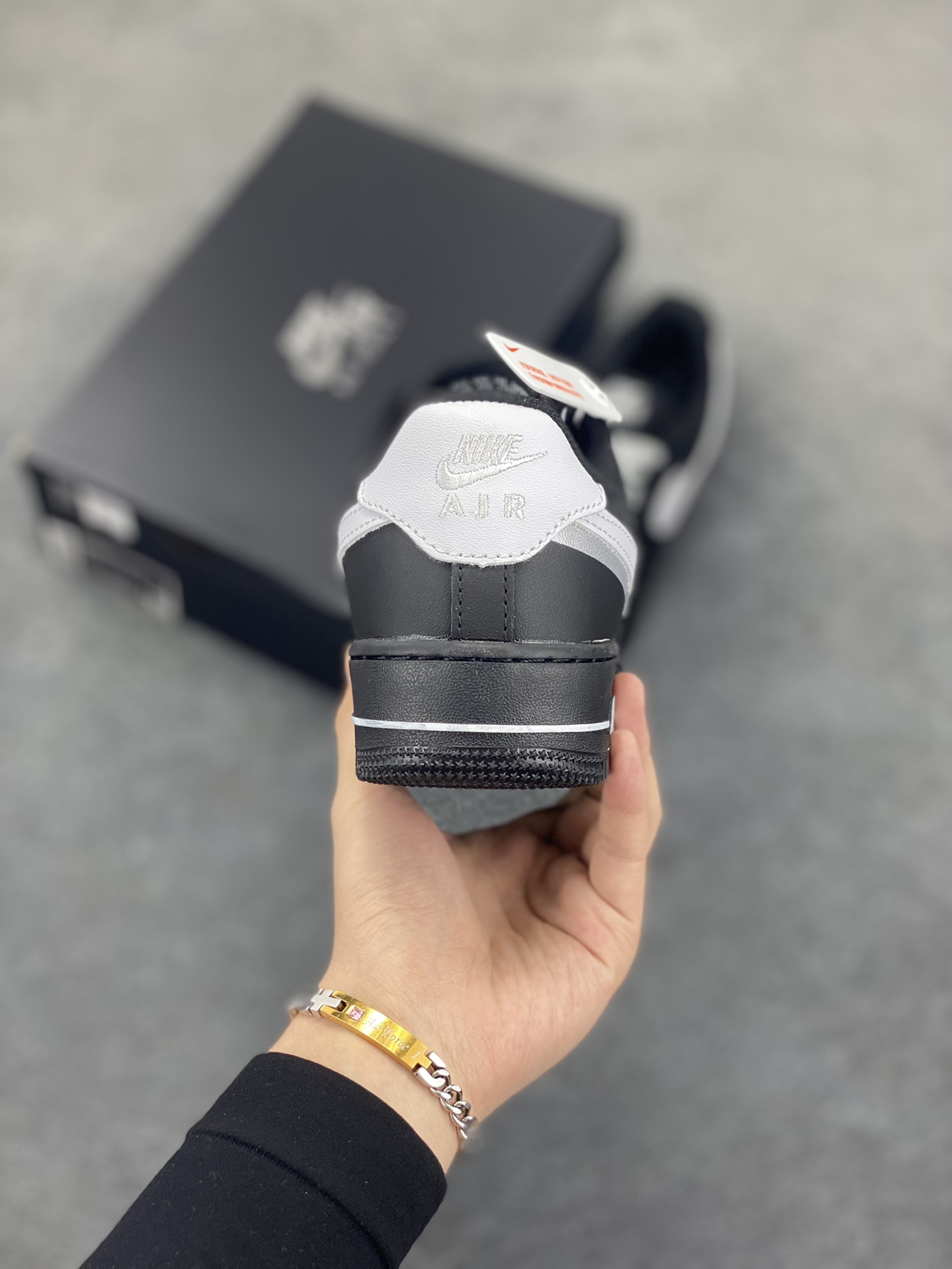 图片[4]-福利特价 Nike Air Force 1 Low 空军一号低帮百搭休闲运动板鞋。柔软、弹性十足的缓震性能和出色的中底设计，横跨复古与现代的外型结合，造就出风靡全球三十多年的Force 1，直到今天还深受青睐。 货号：DD8959-101 尺码：36 36.5 37.5 38 38.5 39 40 40.5 41 42 42.5 43 44 44.5 45-选品中心