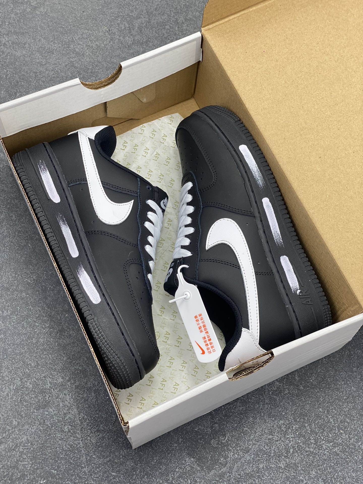 图片[9]-福利特价 Nike Air Force 1 Low 空军一号低帮百搭休闲运动板鞋。柔软、弹性十足的缓震性能和出色的中底设计，横跨复古与现代的外型结合，造就出风靡全球三十多年的Force 1，直到今天还深受青睐。 货号：CJ2288-001 尺码：36 36.5 37.5 38 38.5 39 40 40.5 41 42 42.5 43 44 44.5 45-选品中心