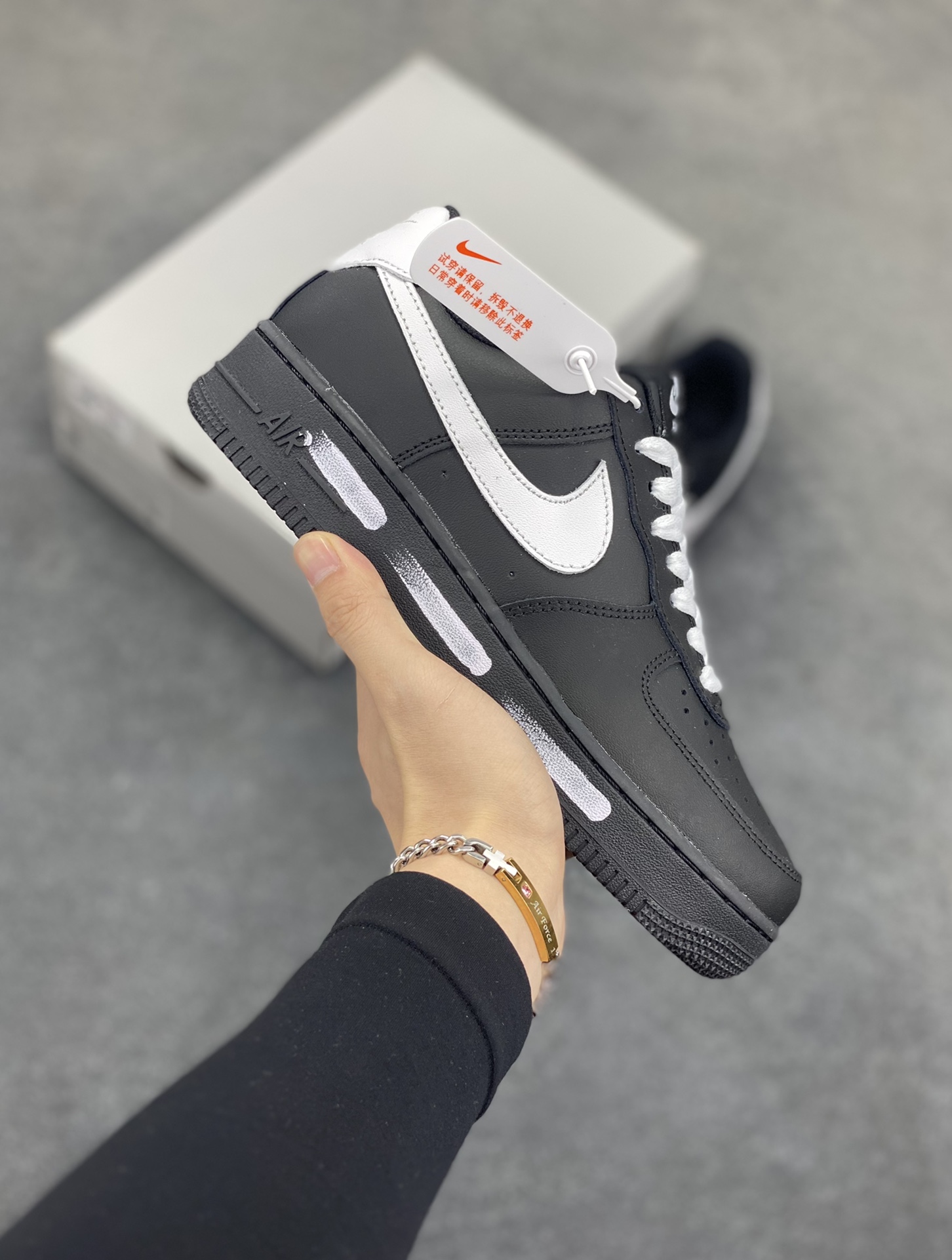 福利特价 Nike Air Force 1 Low 空军一号低帮百搭休闲运动板鞋。柔软、弹性十足的缓震性能和出色的中底设计,横跨复古与现代的外型结合,造就出风靡全球三十多年的Force 1,直到今天还深受青睐。 货号:CJ2288-001 尺码:36 36.5 37.5 38 38.5 39 40 40.5 41 42 42.5 43 44 44.5 45-选品中心