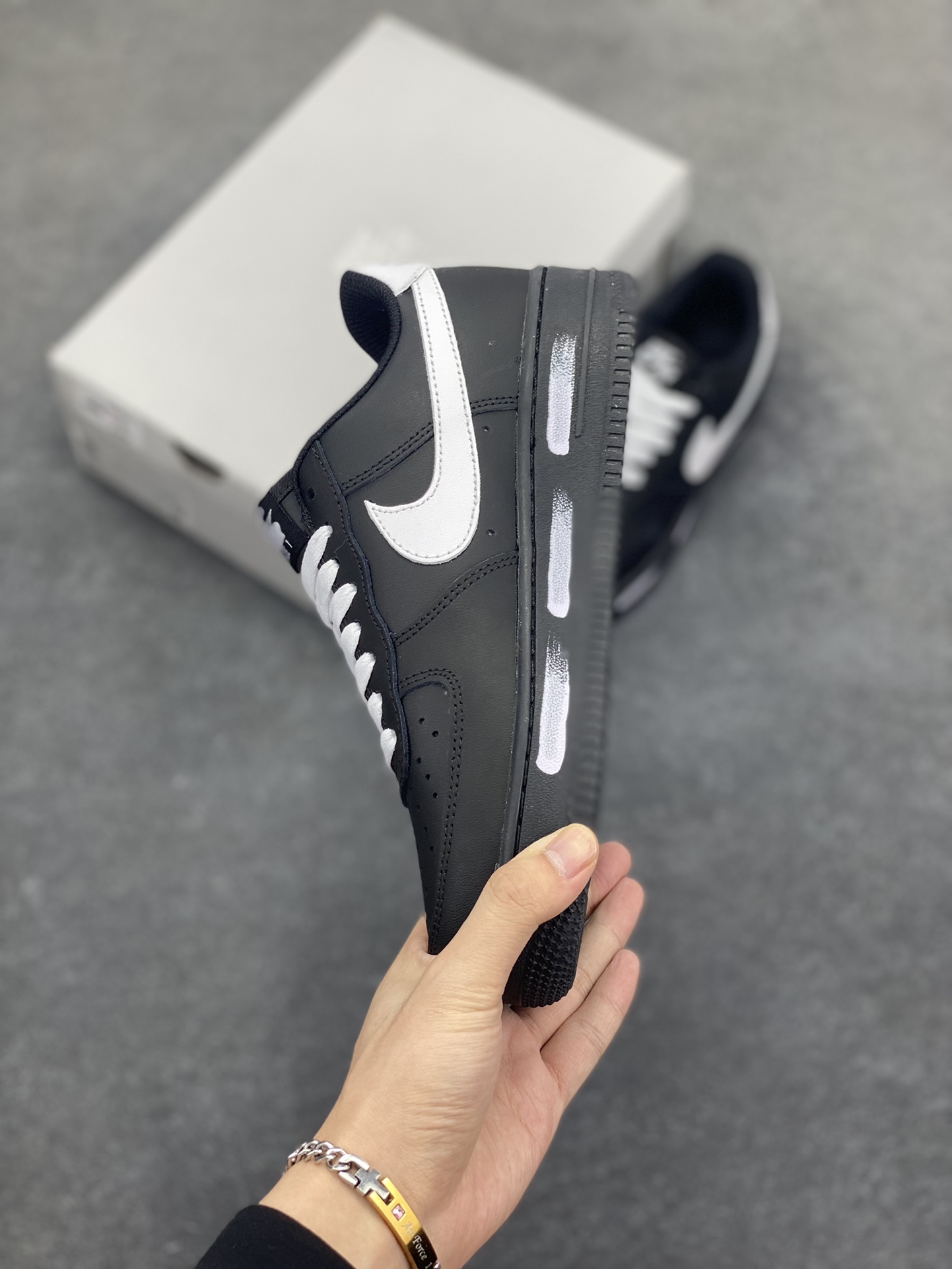 图片[3]-福利特价 Nike Air Force 1 Low 空军一号低帮百搭休闲运动板鞋。柔软、弹性十足的缓震性能和出色的中底设计，横跨复古与现代的外型结合，造就出风靡全球三十多年的Force 1，直到今天还深受青睐。 货号：CJ2288-001 尺码：36 36.5 37.5 38 38.5 39 40 40.5 41 42 42.5 43 44 44.5 45-选品中心