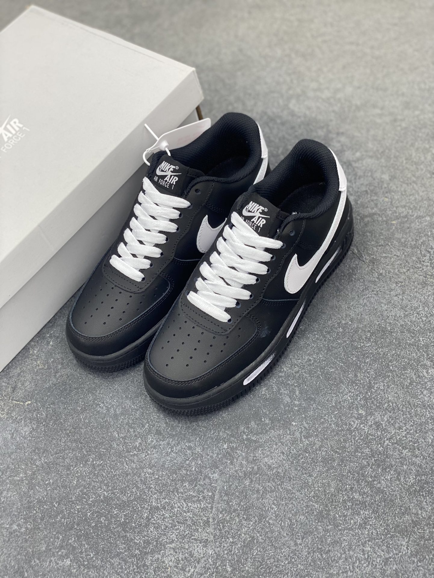图片[8]-福利特价 Nike Air Force 1 Low 空军一号低帮百搭休闲运动板鞋。柔软、弹性十足的缓震性能和出色的中底设计，横跨复古与现代的外型结合，造就出风靡全球三十多年的Force 1，直到今天还深受青睐。 货号：CJ2288-001 尺码：36 36.5 37.5 38 38.5 39 40 40.5 41 42 42.5 43 44 44.5 45-选品中心