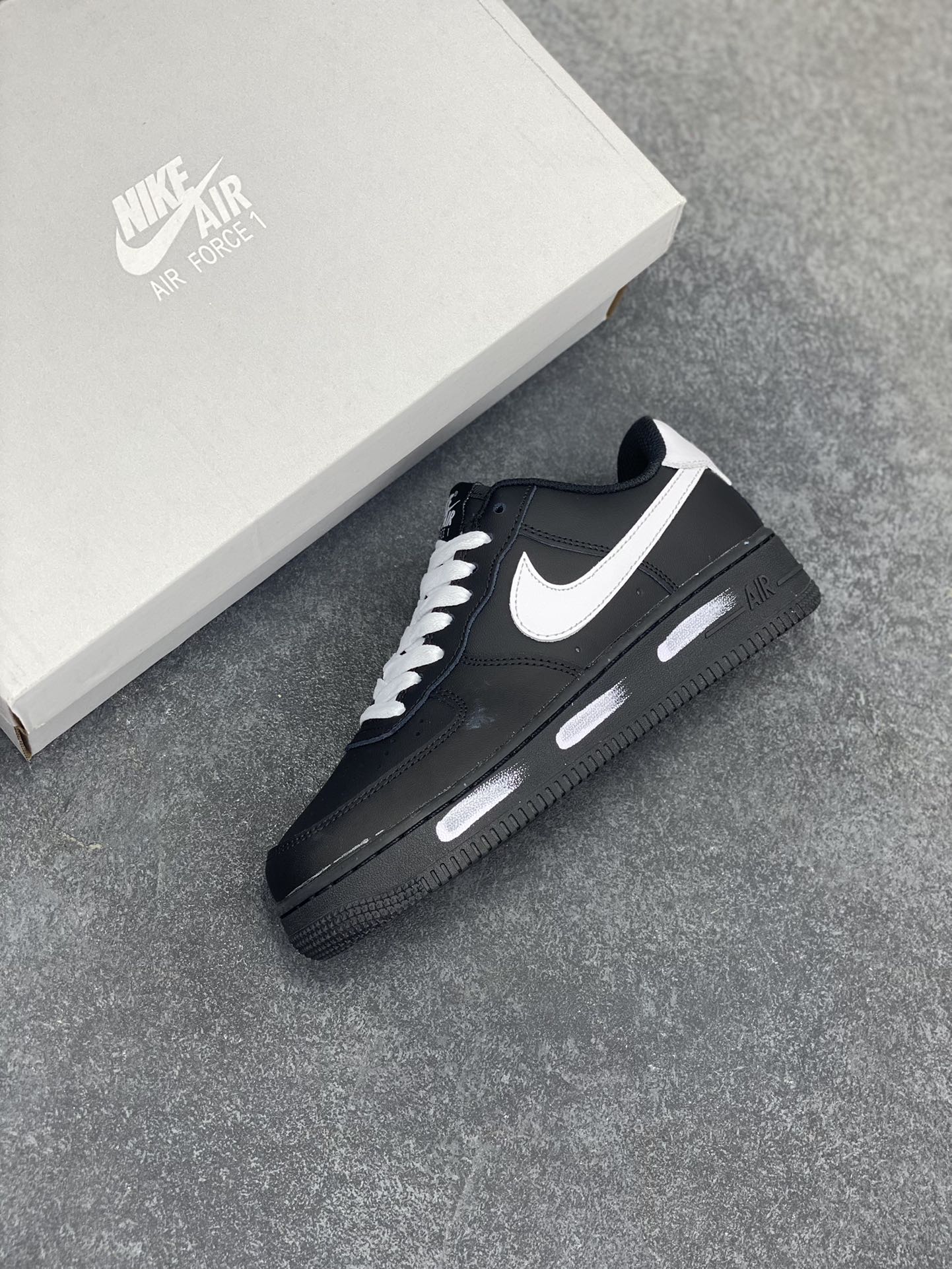 图片[7]-福利特价 Nike Air Force 1 Low 空军一号低帮百搭休闲运动板鞋。柔软、弹性十足的缓震性能和出色的中底设计，横跨复古与现代的外型结合，造就出风靡全球三十多年的Force 1，直到今天还深受青睐。 货号：CJ2288-001 尺码：36 36.5 37.5 38 38.5 39 40 40.5 41 42 42.5 43 44 44.5 45-选品中心