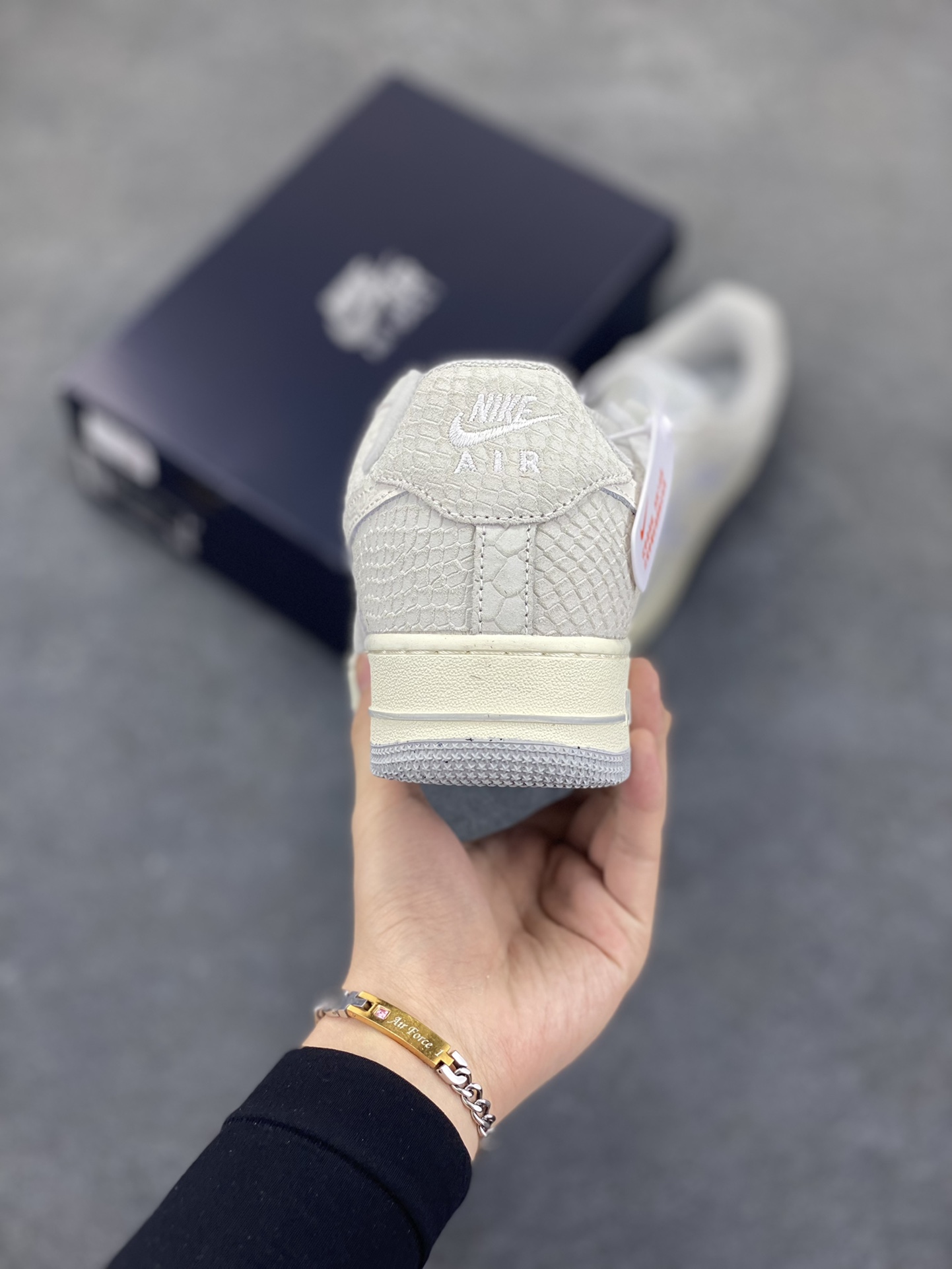 图片[4]-福利特价 Nike Air Force 1 Low 空军一号低帮百搭休闲运动板鞋。柔软、弹性十足的缓震性能和出色的中底设计，横跨复古与现代的外型结合，造就出风靡全球三十多年的Force 1，直到今天还深受青睐。 货号：DX2678-100 尺码：36 36.5 37.5 38 38.5 39 40 40.5 41 42 42.5 43 44 44.5 45-选品中心