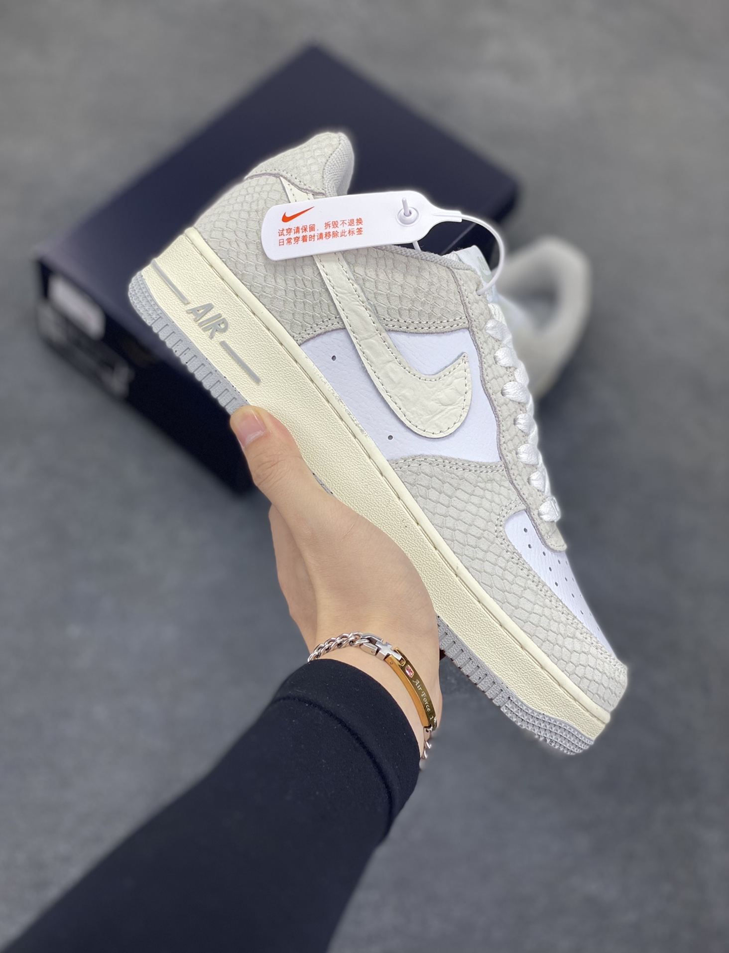 福利特价 Nike Air Force 1 Low 空军一号低帮百搭休闲运动板鞋。柔软、弹性十足的缓震性能和出色的中底设计,横跨复古与现代的外型结合,造就出风靡全球三十多年的Force 1,直到今天还深受青睐。 货号:DX2678-100 尺码:36 36.5 37.5 38 38.5 39 40 40.5 41 42 42.5 43 44 44.5 45-选品中心