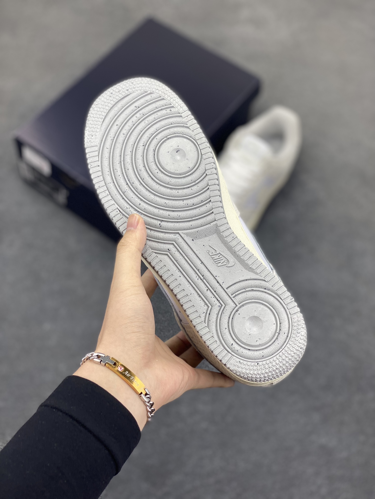 图片[5]-福利特价 Nike Air Force 1 Low 空军一号低帮百搭休闲运动板鞋。柔软、弹性十足的缓震性能和出色的中底设计，横跨复古与现代的外型结合，造就出风靡全球三十多年的Force 1，直到今天还深受青睐。 货号：DX2678-100 尺码：36 36.5 37.5 38 38.5 39 40 40.5 41 42 42.5 43 44 44.5 45-选品中心