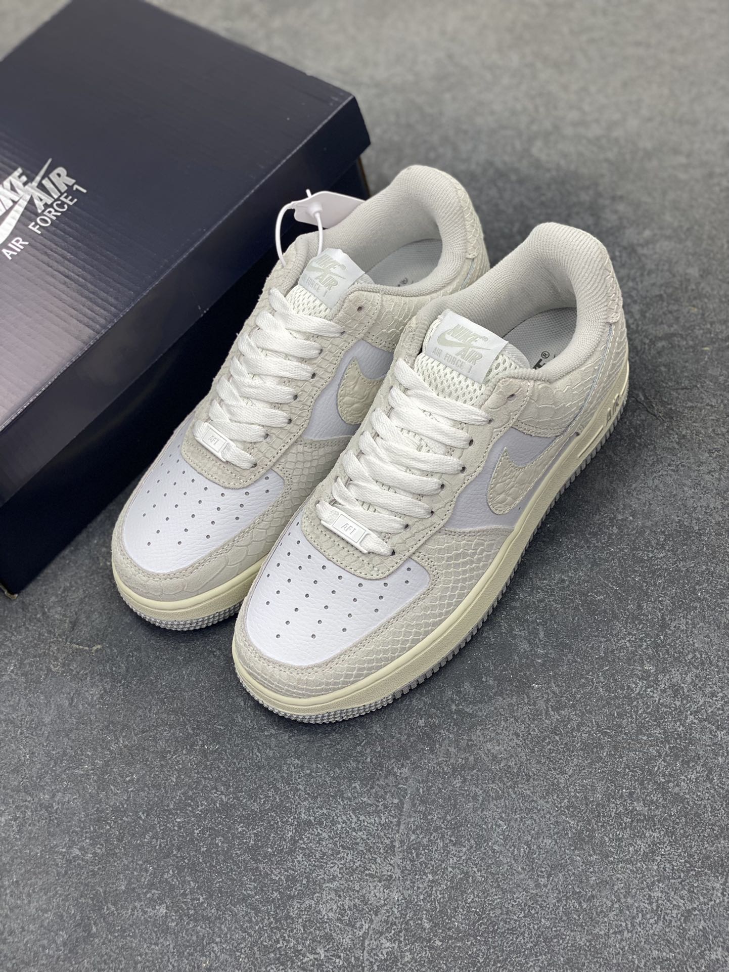 图片[8]-福利特价 Nike Air Force 1 Low 空军一号低帮百搭休闲运动板鞋。柔软、弹性十足的缓震性能和出色的中底设计，横跨复古与现代的外型结合，造就出风靡全球三十多年的Force 1，直到今天还深受青睐。 货号：DX2678-100 尺码：36 36.5 37.5 38 38.5 39 40 40.5 41 42 42.5 43 44 44.5 45-选品中心