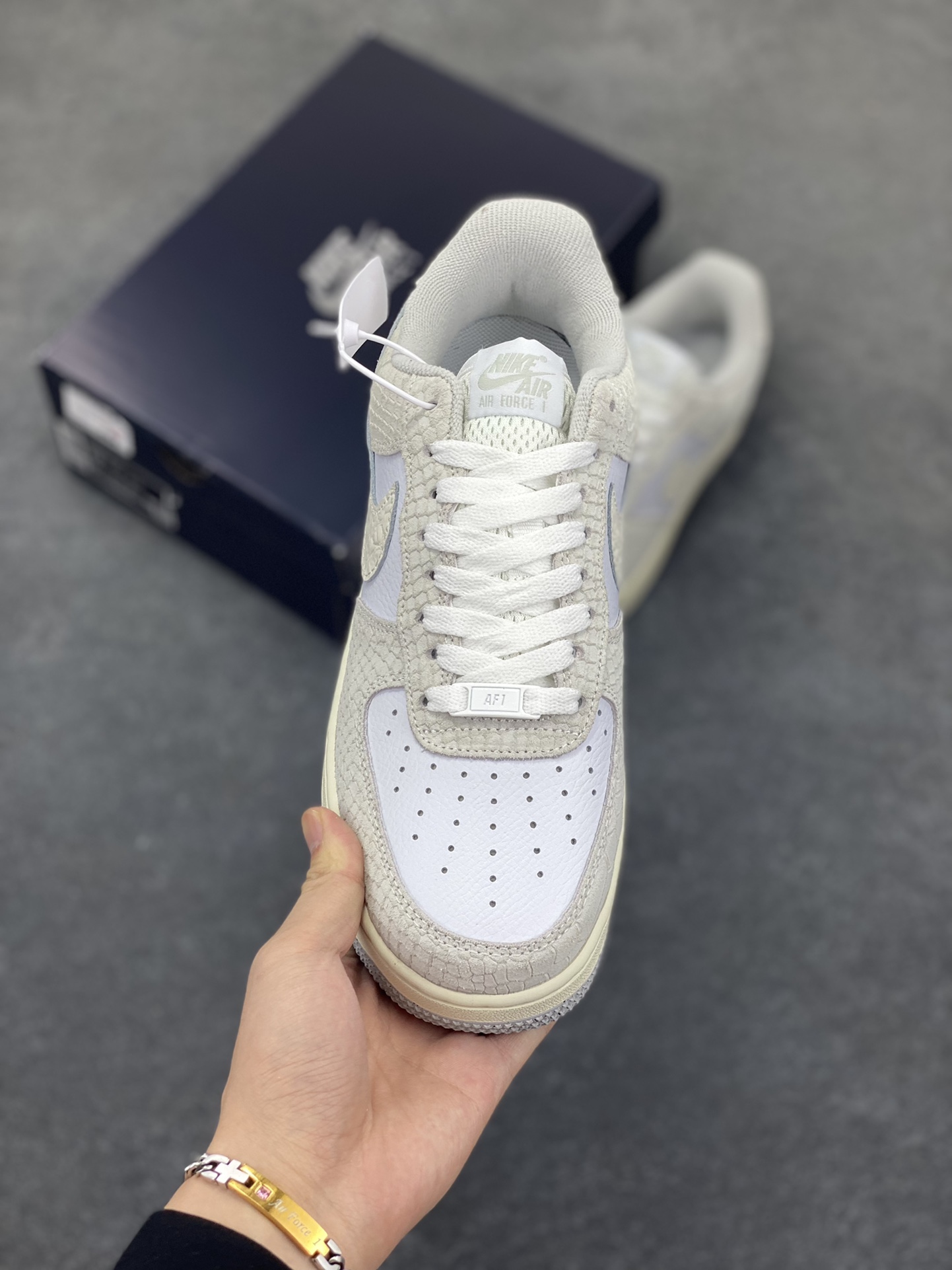 图片[2]-福利特价 Nike Air Force 1 Low 空军一号低帮百搭休闲运动板鞋。柔软、弹性十足的缓震性能和出色的中底设计，横跨复古与现代的外型结合，造就出风靡全球三十多年的Force 1，直到今天还深受青睐。 货号：DX2678-100 尺码：36 36.5 37.5 38 38.5 39 40 40.5 41 42 42.5 43 44 44.5 45-选品中心