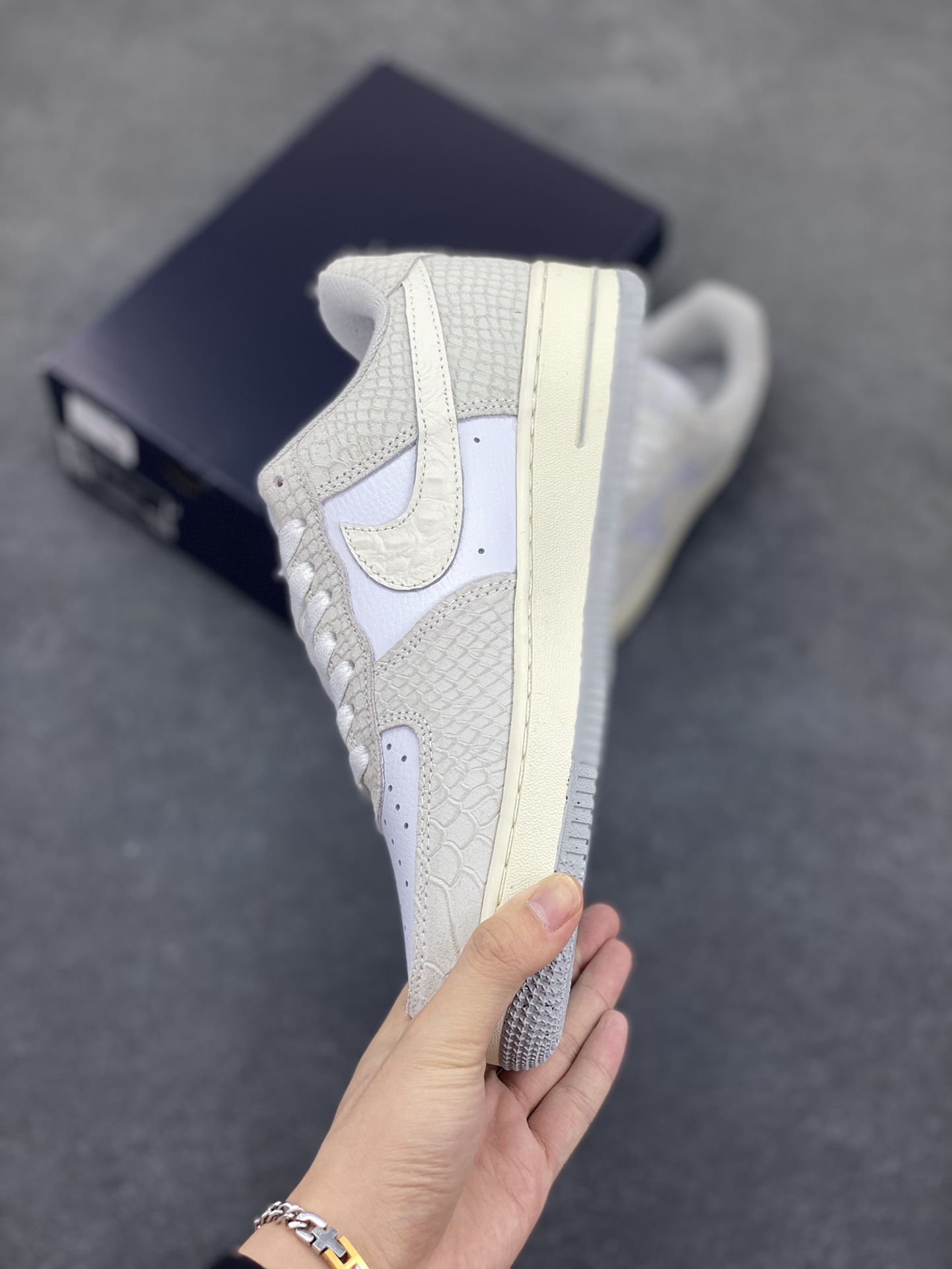 图片[3]-福利特价 Nike Air Force 1 Low 空军一号低帮百搭休闲运动板鞋。柔软、弹性十足的缓震性能和出色的中底设计，横跨复古与现代的外型结合，造就出风靡全球三十多年的Force 1，直到今天还深受青睐。 货号：DX2678-100 尺码：36 36.5 37.5 38 38.5 39 40 40.5 41 42 42.5 43 44 44.5 45-选品中心
